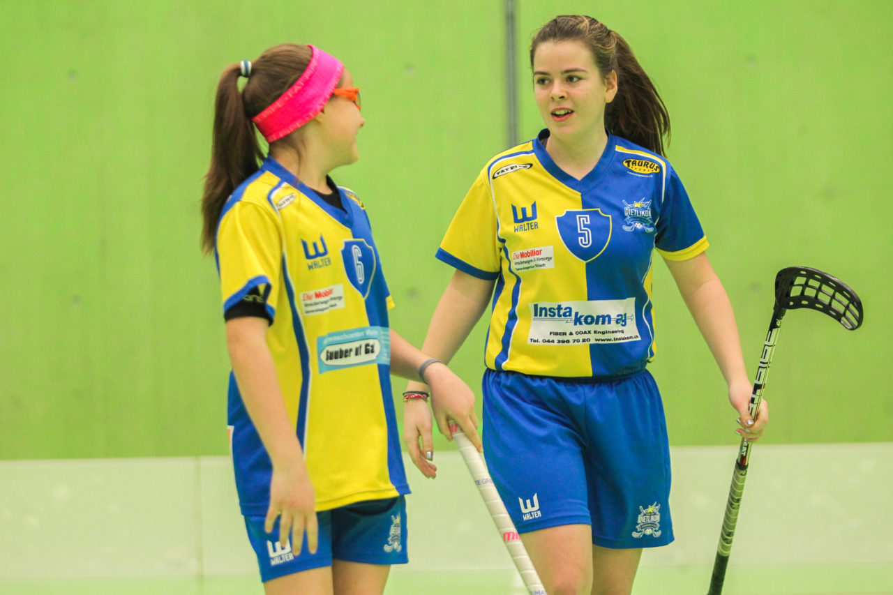 Hardau (Zürich), 28.01.2017, Unihockey Juniorinnen C 8. Runde, Unihockey Limmattal I - UHC Dietlikon, Adriana Messi (Nr. 6, UHC Dietlikon) und Erina Domfeld (Nr. 5, UHC Dietlikon)

(Claudio Schwarz, unihockey-fotos.ch)