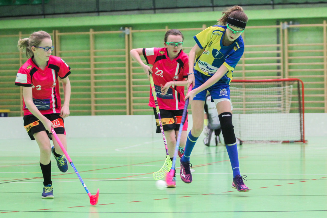 Hardau (Zürich), 28.01.2017, Unihockey Juniorinnen C 8. Runde, Unihockey Limmattal I - UHC Dietlikon, Chantal Renz (Nr. 7, UHC Dietlikon) mit einem Abschluss

(Claudio Schwarz, unihockey-fotos.ch)