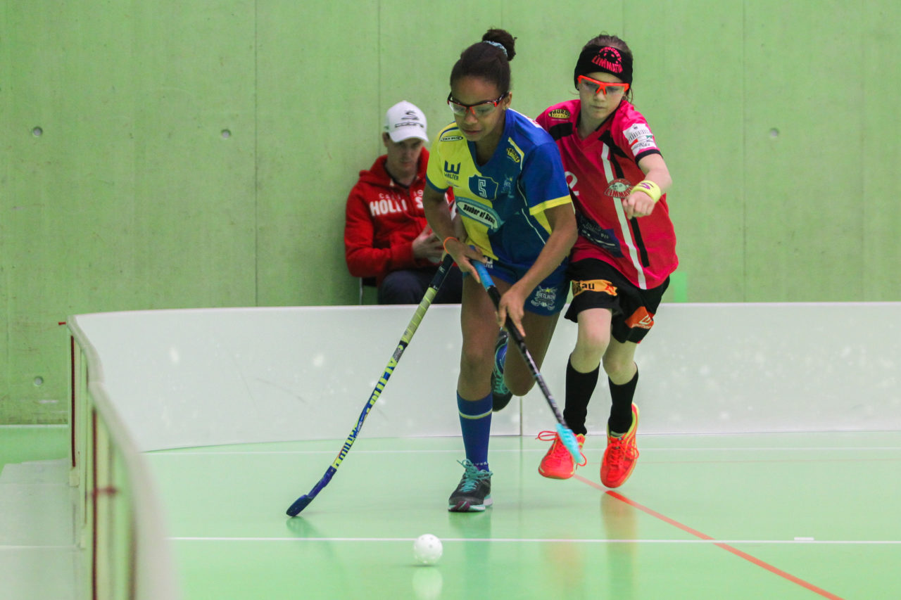 Hardau (Zürich), 28.01.2017, Unihockey Juniorinnen C 8. Runde, Unihockey Limmattal I - UHC Dietlikon, Maeva Don (Nr. 51, UHC Dietlikon) rennt dem Ball hinterher

(Claudio Schwarz, unihockey-fotos.ch)