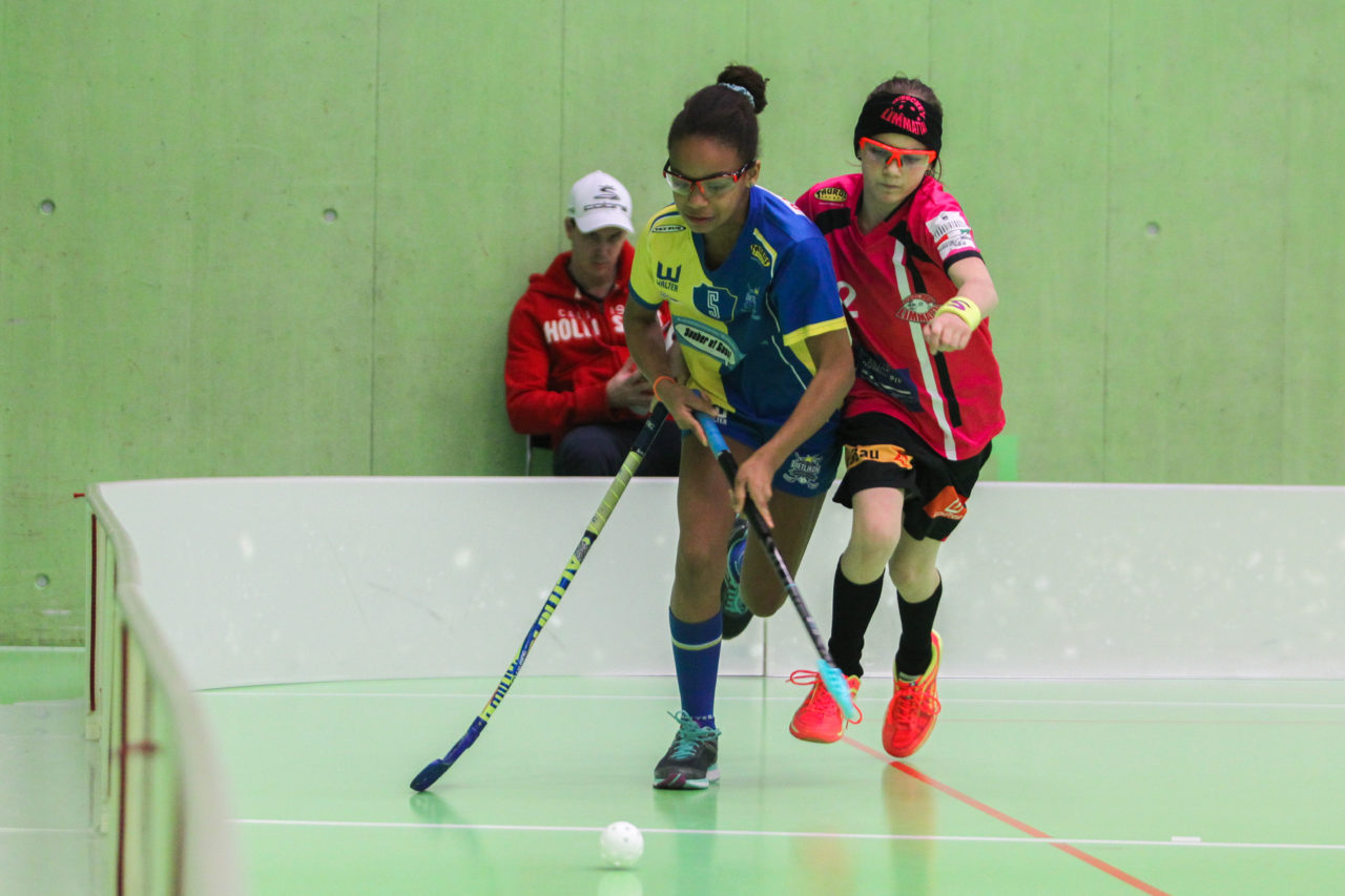 Hardau (Zürich), 28.01.2017, Unihockey Juniorinnen C 8. Runde, Unihockey Limmattal I - UHC Dietlikon, Maeva Don (Nr. 51, UHC Dietlikon) rennt dem Ball hinterher

(Claudio Schwarz, unihockey-fotos.ch)