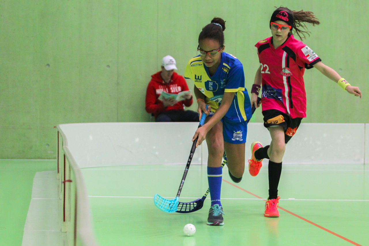 Hardau (Zürich), 28.01.2017, Unihockey Juniorinnen C 8. Runde, Unihockey Limmattal I - UHC Dietlikon, Maeva Don (Nr. 51, UHC Dietlikon) rennt dem Ball hinterher

(Claudio Schwarz, unihockey-fotos.ch)