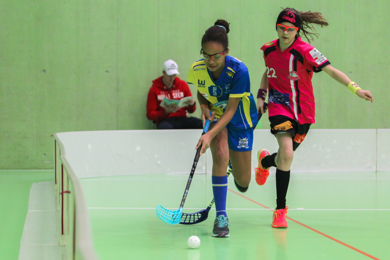 Hardau (Zürich), 28.01.2017, Unihockey Juniorinnen C 8. Runde, Unihockey Limmattal I - UHC Dietlikon, Maeva Don (Nr. 51, UHC Dietlikon) rennt dem Ball hinterher

(Claudio Schwarz, unihockey-fotos.ch)