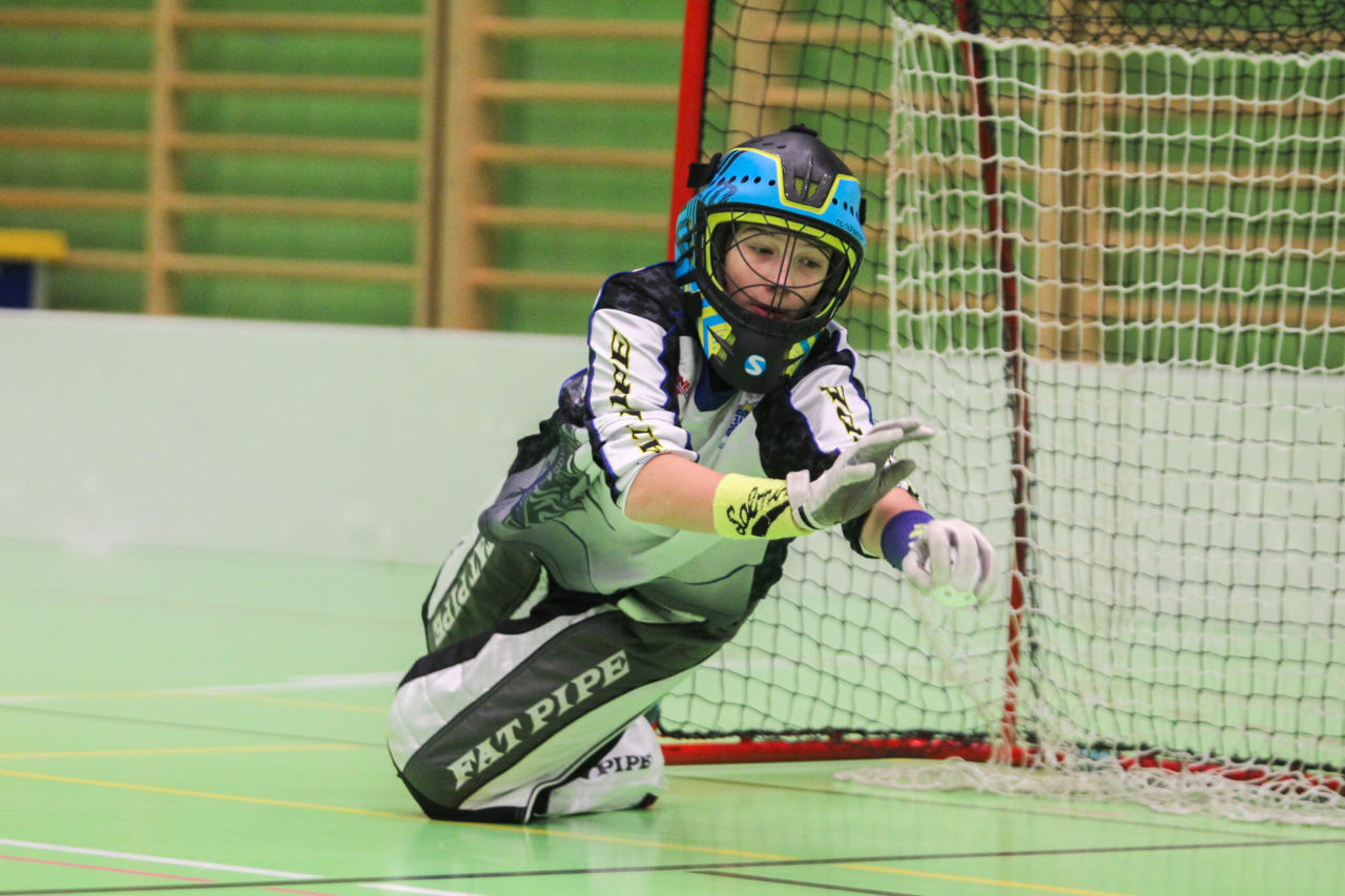 Hardau (Zürich), 28.01.2017, Unihockey Juniorinnen C 8. Runde, Unihockey Limmattal I - UHC Dietlikon, Stefanie Schwendener (Nr. 1, UHC Dietlikon) mit einer Flugeinlage

(Claudio Schwarz, unihockey-fotos.ch)