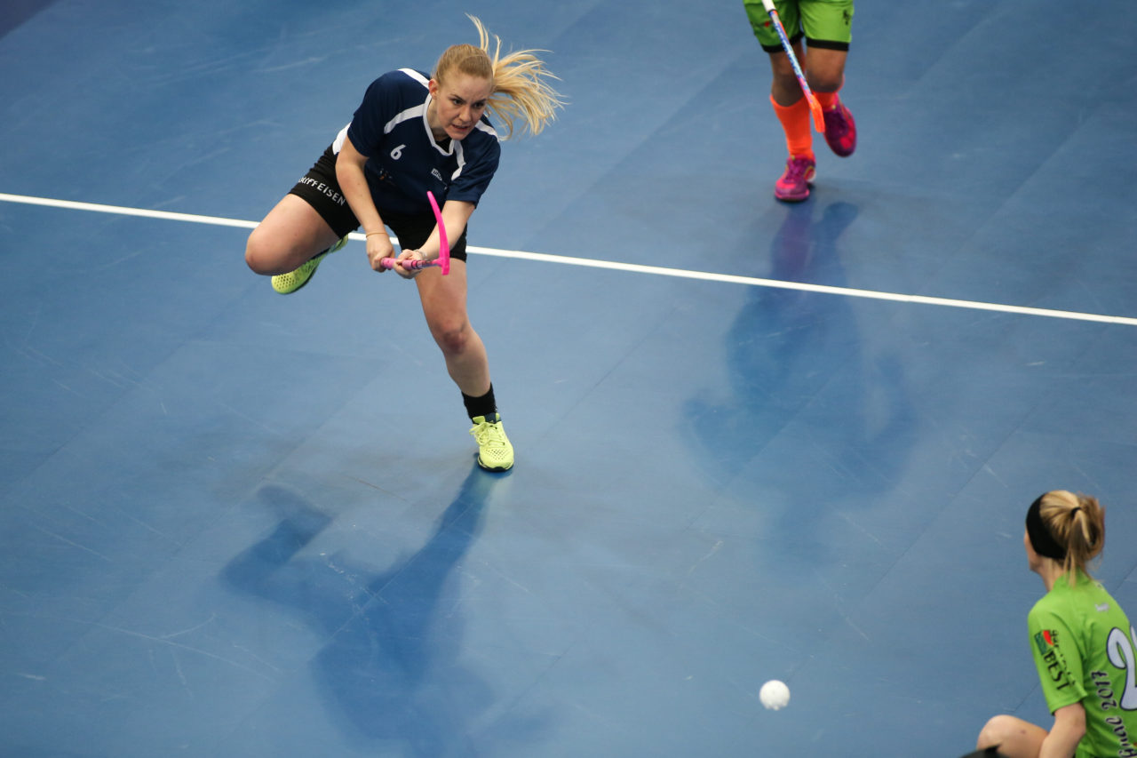 Wankdorfhalle (Bern), 25.02.2017, Unihockey Damen KF Ligacup Final, UHC Oekingen - Unihockey Berner Oberland, Lia Schmid (Nr. 6, UHC Oekingen)

(Severin Binkert, unihockey-fotos.ch)

Copyright: Severin Binkert, unihockey-fotos.ch – Dieses Bild wurde durch swiss unihockey lizenziert und darf ausschliesslich auf den Online-Kanälen von swiss unihockey verwendet werden. Die redaktionelle oder kommerzielle Nutzung durch Dritte (Medien, Vereine, Unternehmen oder Privatpersonen) per Download von diesem flickr-Account ist ausgeschlossen. Das Bild kann bei Interesse via unihockey-fotos.ch kostenpflichtig lizenziert werden. unihockey-fotos.ch behält sich vor, fehlbaren Medien, Vereinen, Unternehmen oder Privatpersonen Bilder mit einem Zuschlag in Rechnung zu stellen.