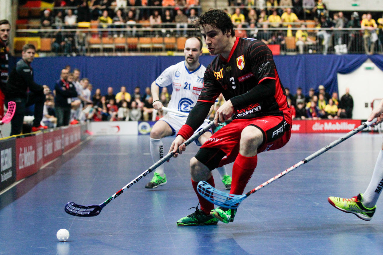 25.2.2017; Bern; Unihockey Cupfinal Herren 2017; GC Unihockey - HC Rychenberg Winterthur; Michal Podhrasky (Nr. 3, HC Rychenberg Winterthur) verteidigt den Ball.
 
(Claudio Thoma/freshfocus)