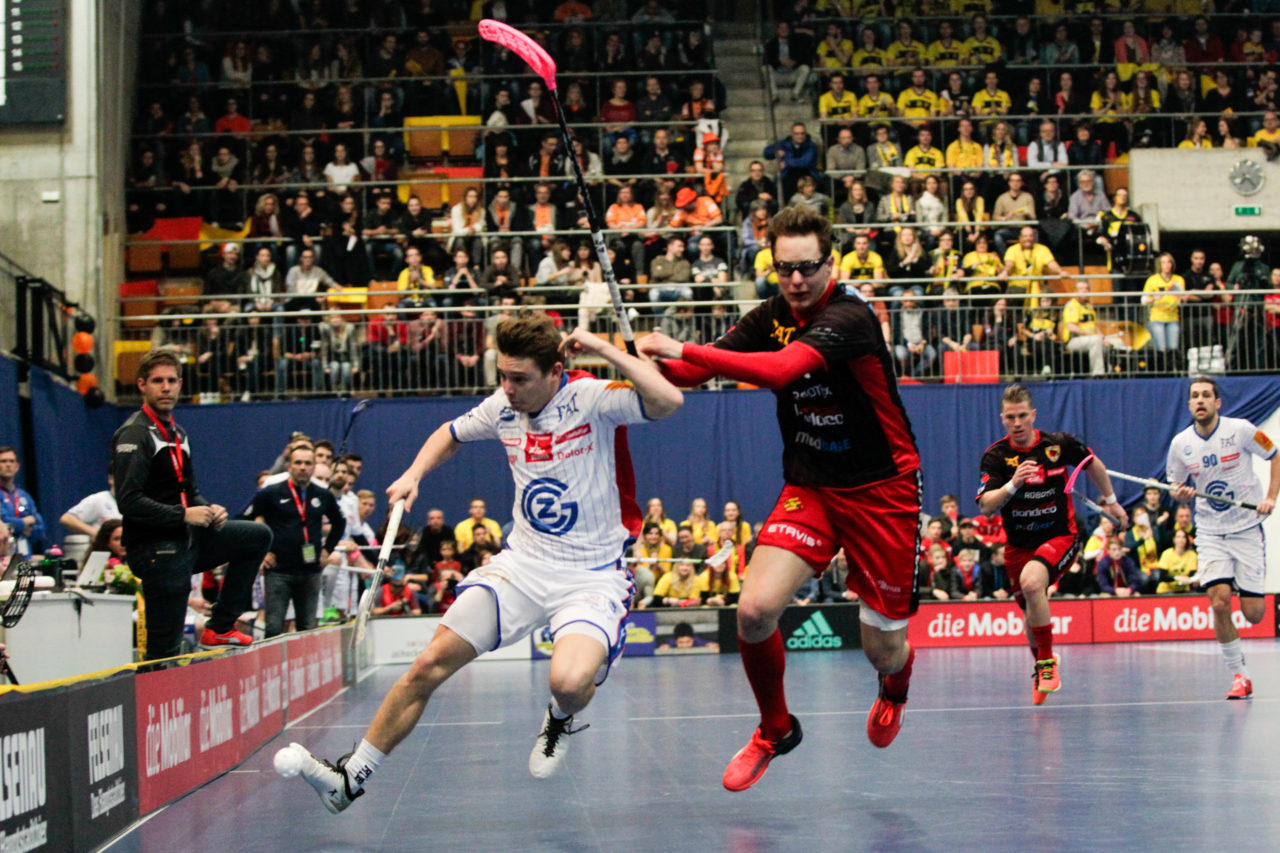 25.2.2017; Bern; Unihockey Cupfinal Herren 2017; GC Unihockey - HC Rychenberg Winterthur; Joël Rüegger (Nr.  Topscorer, GC Unihockey) im Zweikampf an der Bande mit Michel Woecke (Nr. 22, HC Rychenberg Winterthur).
 
(Claudio Thoma/freshfocus)