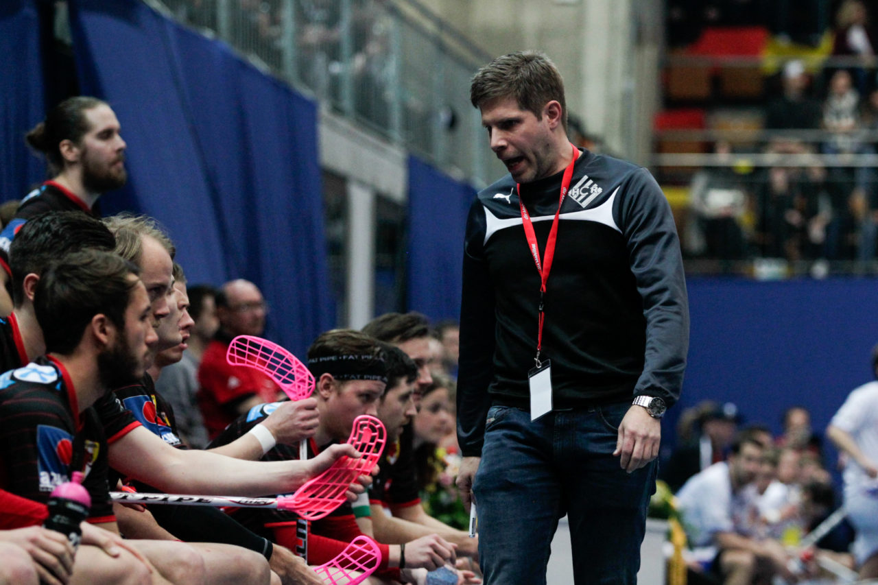 25.2.2017; Bern; Unihockey Cupfinal Herren 2017; GC Unihockey - HC Rychenberg Winterthur; Rolf Kern (Coach HC Rychenberg) gibt Anweisungen.
 
(Claudio Thoma/freshfocus)