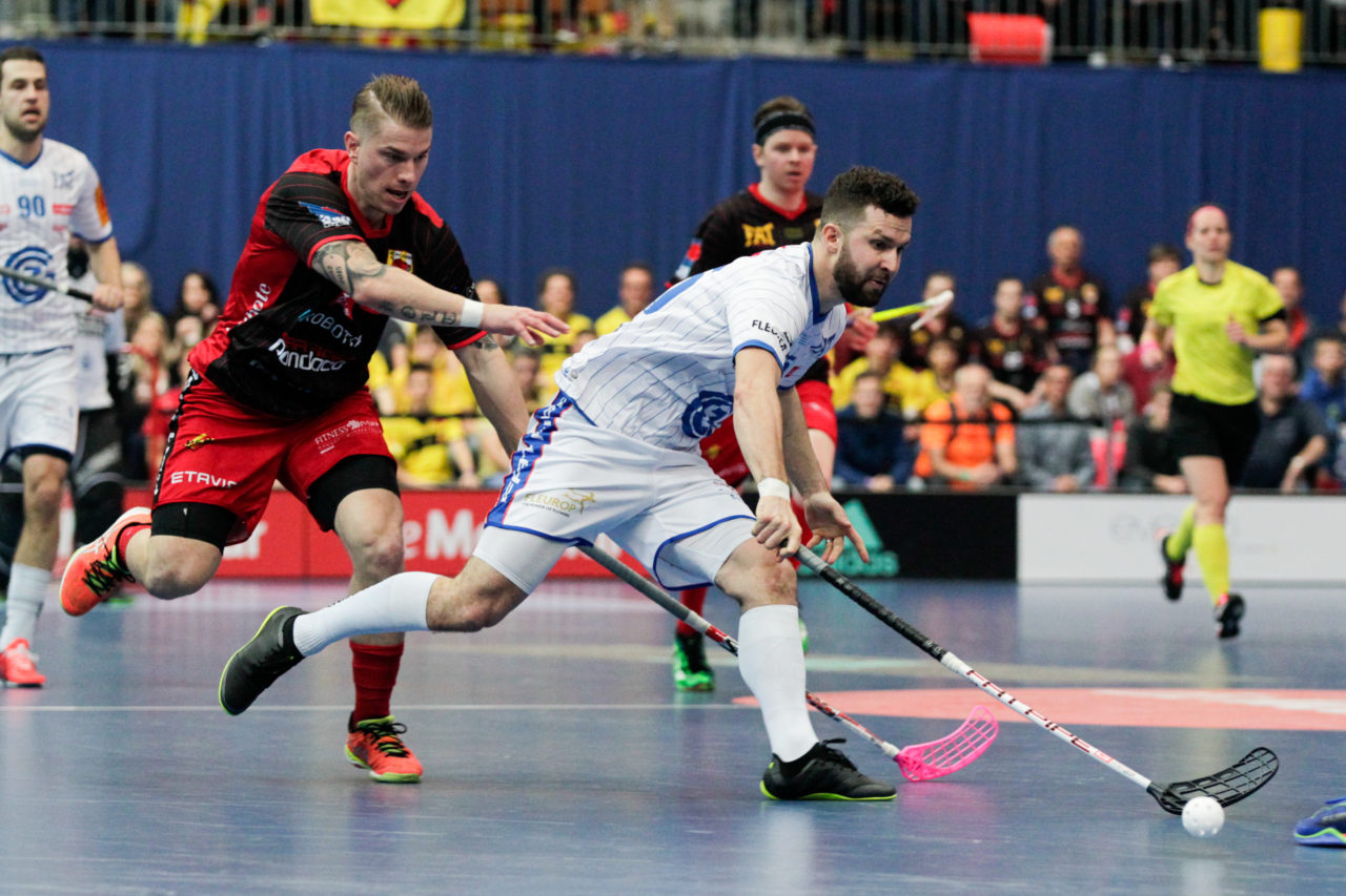 25.2.2017; Bern; Unihockey Cupfinal Herren 2017; GC Unihockey - HC Rychenberg Winterthur; Christoph Meier (Nr. 25, GC Unihockey) vor Fredrik Holtz (Nr. 8, HC Rychenberg Winterthur) am Ball.
 
(Claudio Thoma/freshfocus)