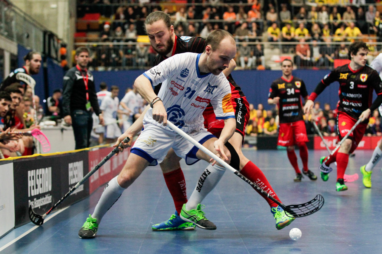 25.2.2017; Bern; Unihockey Cupfinal Herren 2017; GC Unihockey - HC Rychenberg Winterthur; Emil Julkunen (Nr. 21, GC Unihockey) schirmt den Ball gegen Mikko Hautaniemi (Nr. 5, HC Rychenberg Winterthur) ab.
 
(Claudio Thoma/freshfocus)