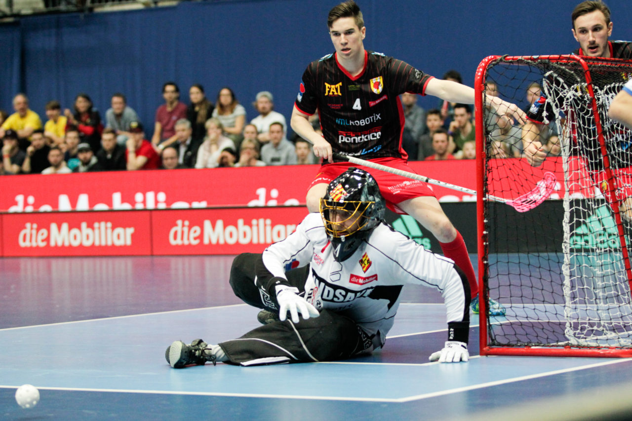 25.2.2017; Bern; Unihockey Cupfinal Herren 2017; GC Unihockey - HC Rychenberg Winterthur; Ruven Gruber (Nr. 1, HC Rychenberg Winterthur) pariert einen Schuss.
 
(Claudio Thoma/freshfocus)
