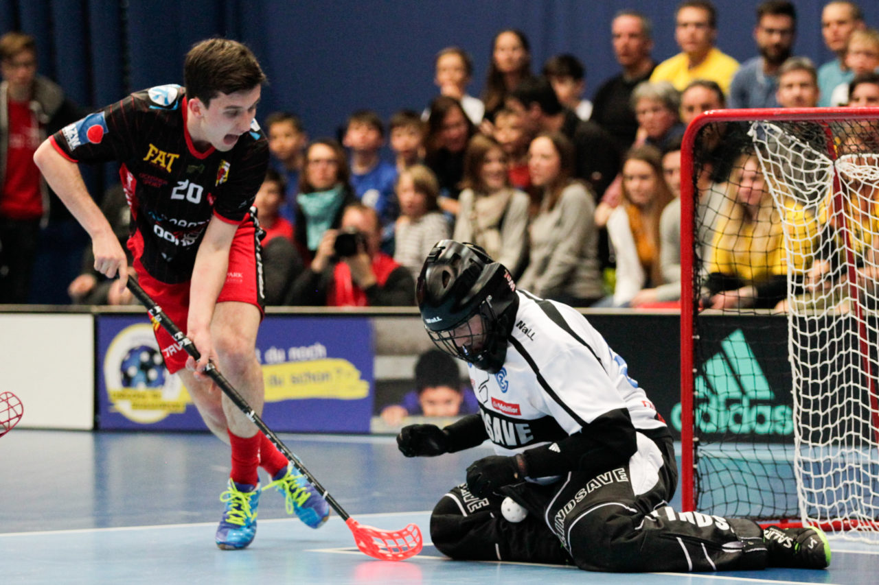 25.2.2017; Bern; Unihockey Cupfinal Herren 2017; GC Unihockey - HC Rychenberg Winterthur; Felix Buff (Nr. 20, HC Rychenberg Winterthur) setzt vor Pascal Meier (Nr. 30, GC Unihockey) nach.
 
(Claudio Thoma/freshfocus)