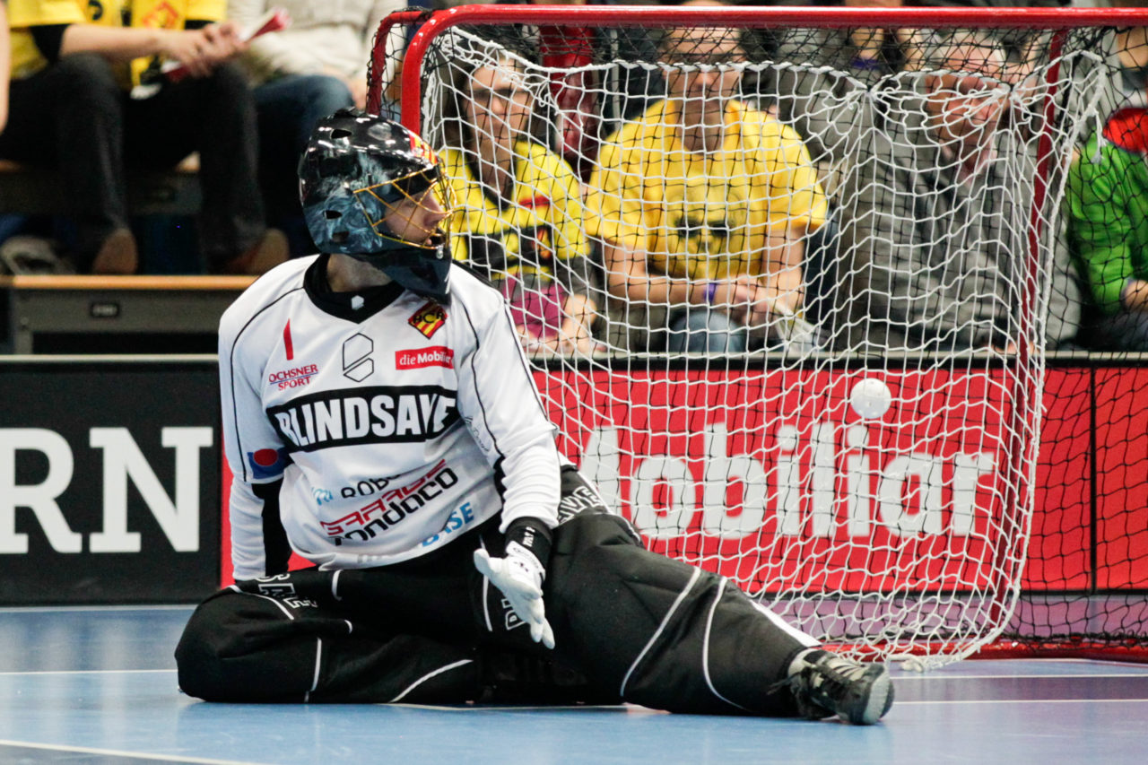 25.2.2017; Bern; Unihockey Cupfinal Herren 2017; GC Unihockey - HC Rychenberg Winterthur; Ruven Gruber (Nr. 1, HC Rychenberg Winterthur) wird von Christoph Meier (Nr. 25, GC Unihockey) zum ersten Mal bezwungen.
 
(Claudio Thoma/freshfocus)