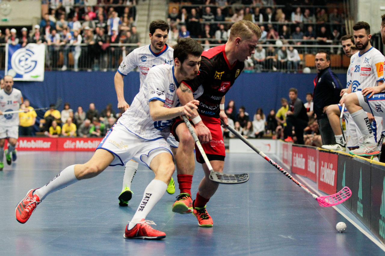 25.2.2017; Bern; Unihockey Cupfinal Herren 2017; GC Unihockey - HC Rychenberg Winterthur; Valentin Ladner (Nr. 22, GC Unihockey) drueckt Fredrik Holtz (Nr. 8, HC Rychenberg Winterthur) in die Bande.
 
(Claudio Thoma/freshfocus)