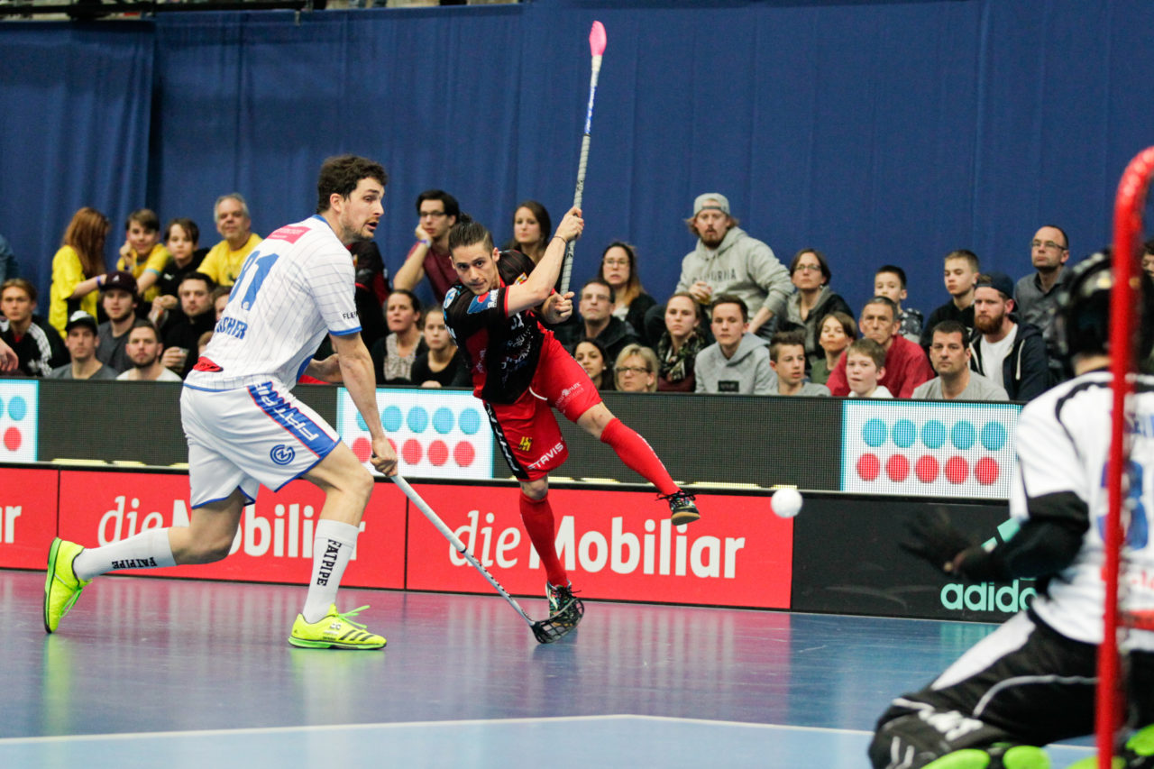 25.2.2017; Bern; Unihockey Cupfinal Herren 2017; GC Unihockey - HC Rychenberg Winterthur; Michel Schwerzmann (Nr. 34, HC Rychenberg Winterthur) mit einem Aschluss auf Pascal Meier (Nr. 30, GC Unihockey).
 
(Claudio Thoma/freshfocus)
