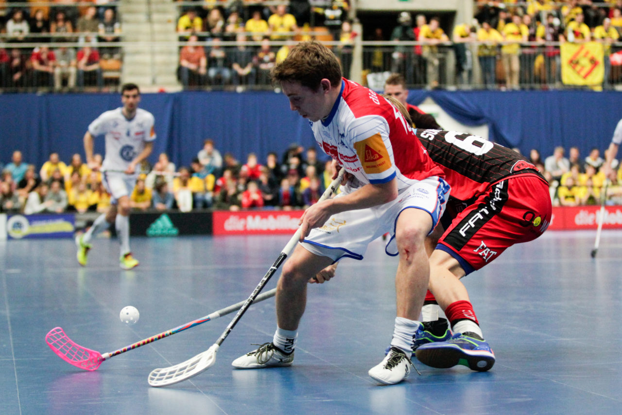 25.2.2017; Bern; Unihockey Cupfinal Herren 2017; GC Unihockey - HC Rychenberg Winterthur; Joel Rueegger (Nr. 95, GC Unihockey) schirmt den Ball gegen Rasmus Sundstedt (Nr. 66, HC Rychenberg Winterthur) ab.
 
(Claudio Thoma/freshfocus)