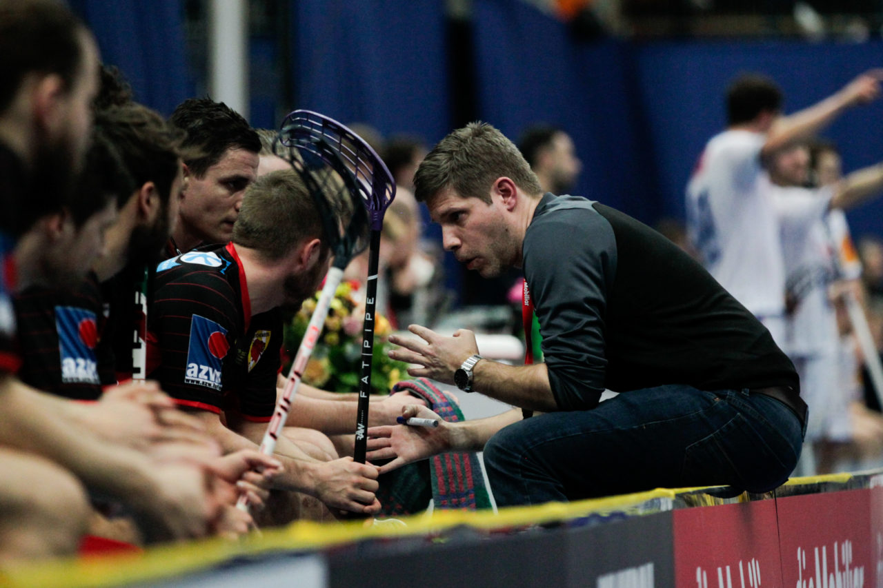 25.2.2017; Bern; Unihockey Cupfinal Herren 2017; GC Unihockey - HC Rychenberg Winterthur; Rolf Kern (Coach, HC Rychenberg Winterthur) gibt Anweisungen.
 
(Claudio Thoma/freshfocus)