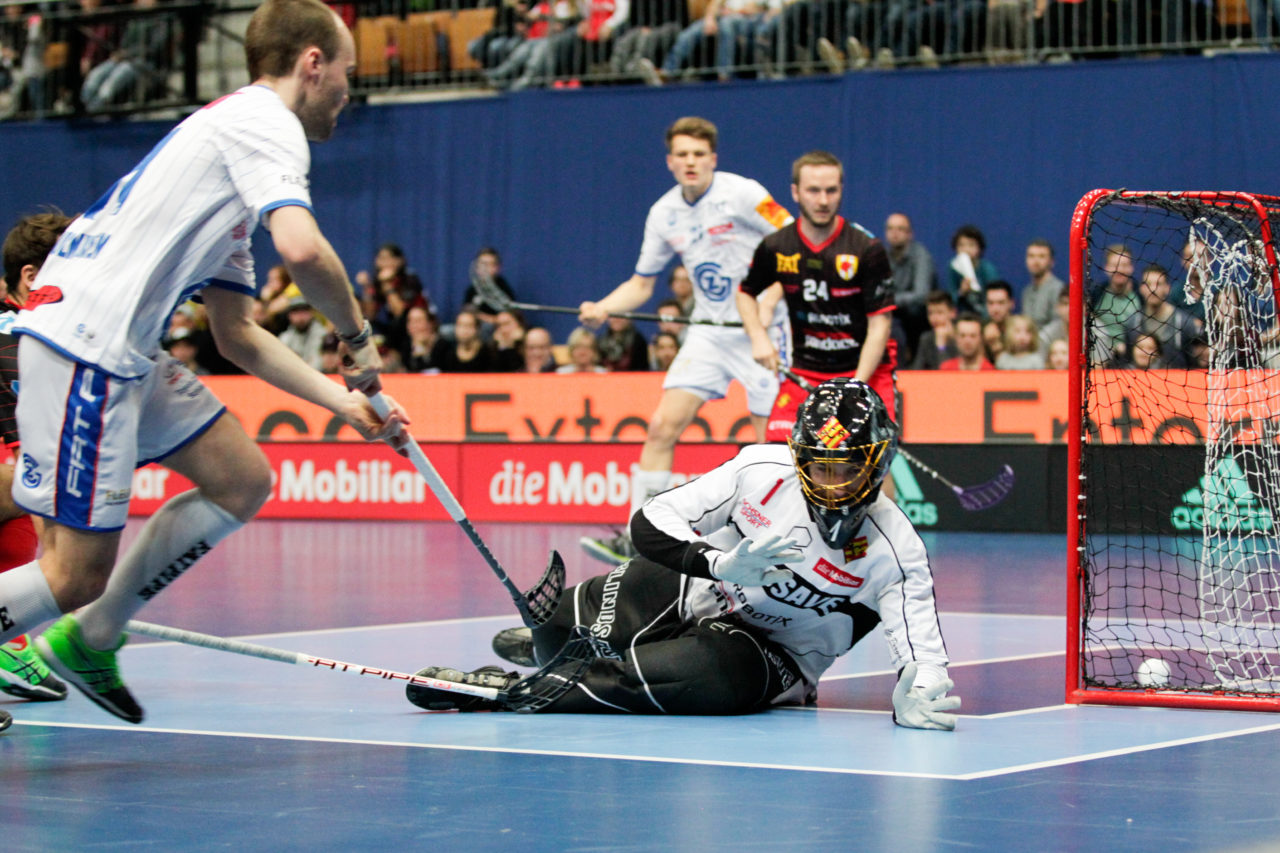 25.2.2017; Bern; Unihockey Cupfinal Herren 2017; GC Unihockey - HC Rychenberg Winterthur; Emil Julkunen (Nr. 21, GC Unihockey) erzielt die erstmalige Fuehrung fuer GC gegen Ruven Gruber (Nr. 1, HC Rychenberg Winterthur).
 
(Claudio Thoma/freshfocus)