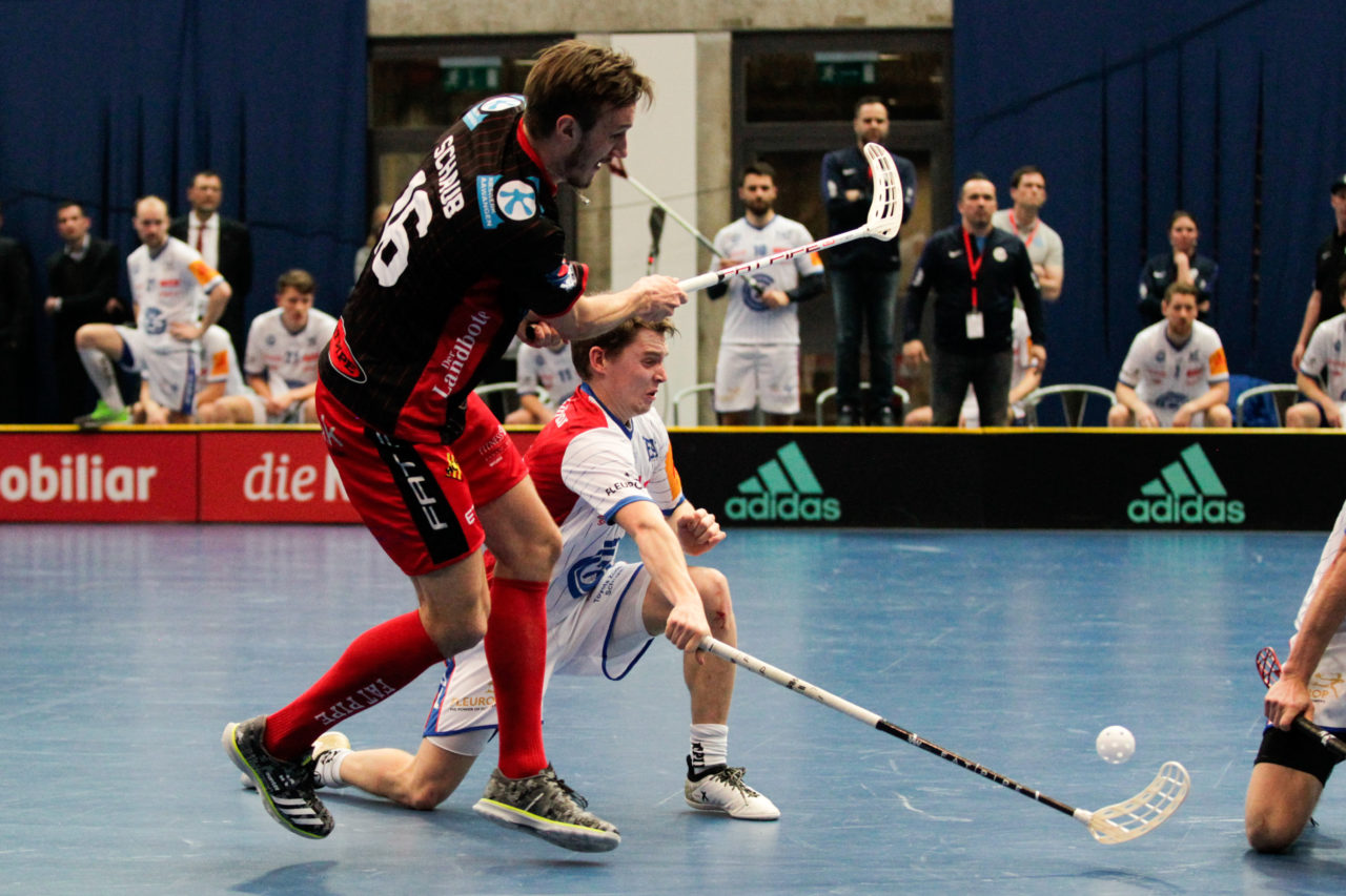 25.2.2017; Bern; Unihockey Cupfinal Herren 2017; GC Unihockey - HC Rychenberg Winterthur; Joel Rueegger (Nr. 95, GC Unihockey) blockt einen Schuss von Moritz Schaub (Nr. 16, HC Rychenberg Winterthur).
 
(Claudio Thoma/freshfocus)