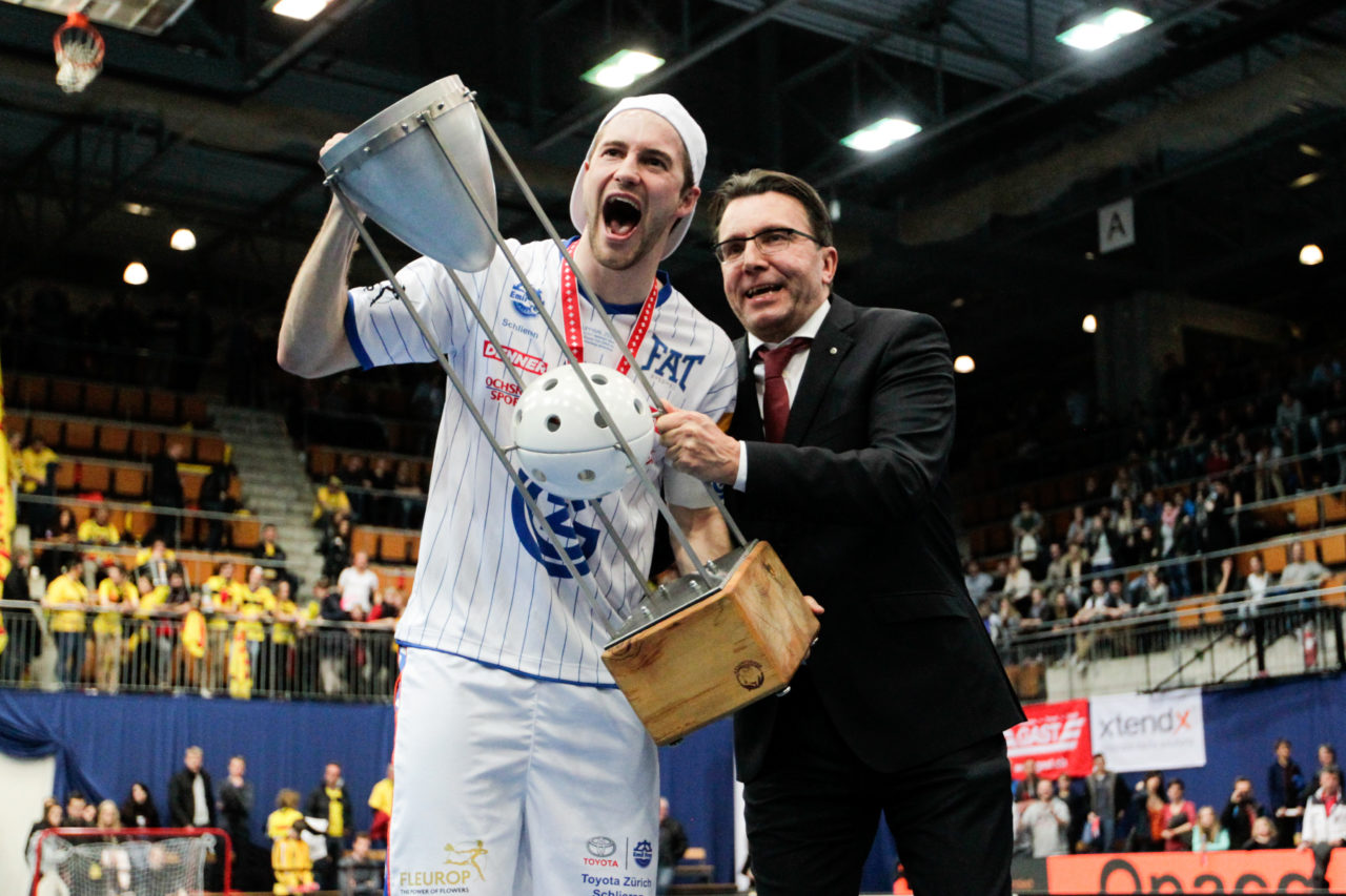 25.2.2017; Bern; Unihockey Cupfinal Herren 2017; GC Unihockey - HC Rychenberg Winterthur; Luca Graf (Nr. 97, GC Unihockey) kriegt den Pokal von Daniel Bareiss ueberreicht.
 
(Claudio Thoma/freshfocus)