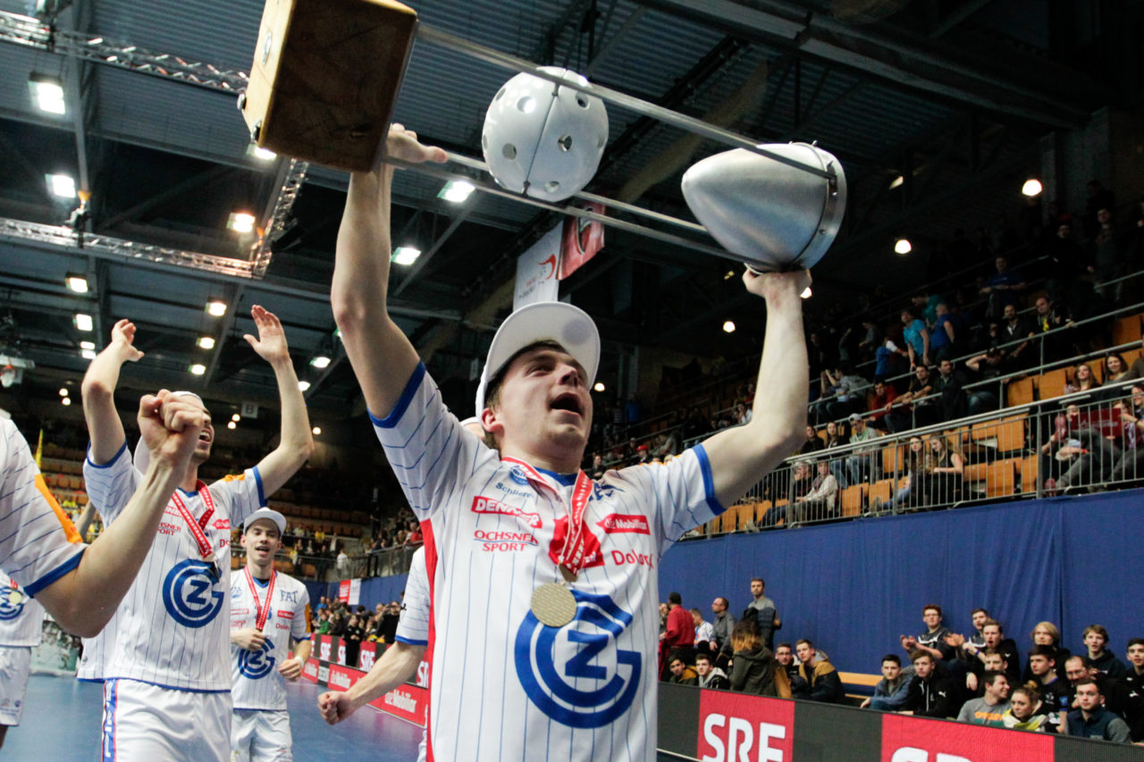 25.2.2017; Bern; Unihockey Cupfinal Herren 2017; GC Unihockey - HC Rychenberg Winterthur; Joel Rueegger (Nr. 95, GC Unihockey)mit dem Pokal.
 
(Claudio Thoma/freshfocus)