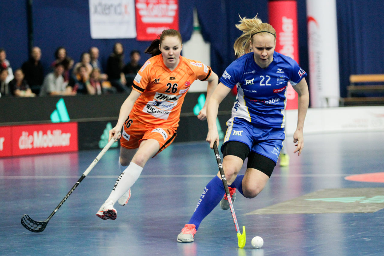 25.2.2017; Bern; Unihockey Cupfinal Damen 2017; UHC Dietlikon - Piranha Chur; Laura Mertsalmi (Nr. 22, UHC Dietlikon) deckt den Ball vor Nathalie Spichiger (Nr. 26, piranha chur) ab.
 
(Claudio Thoma/freshfocus)