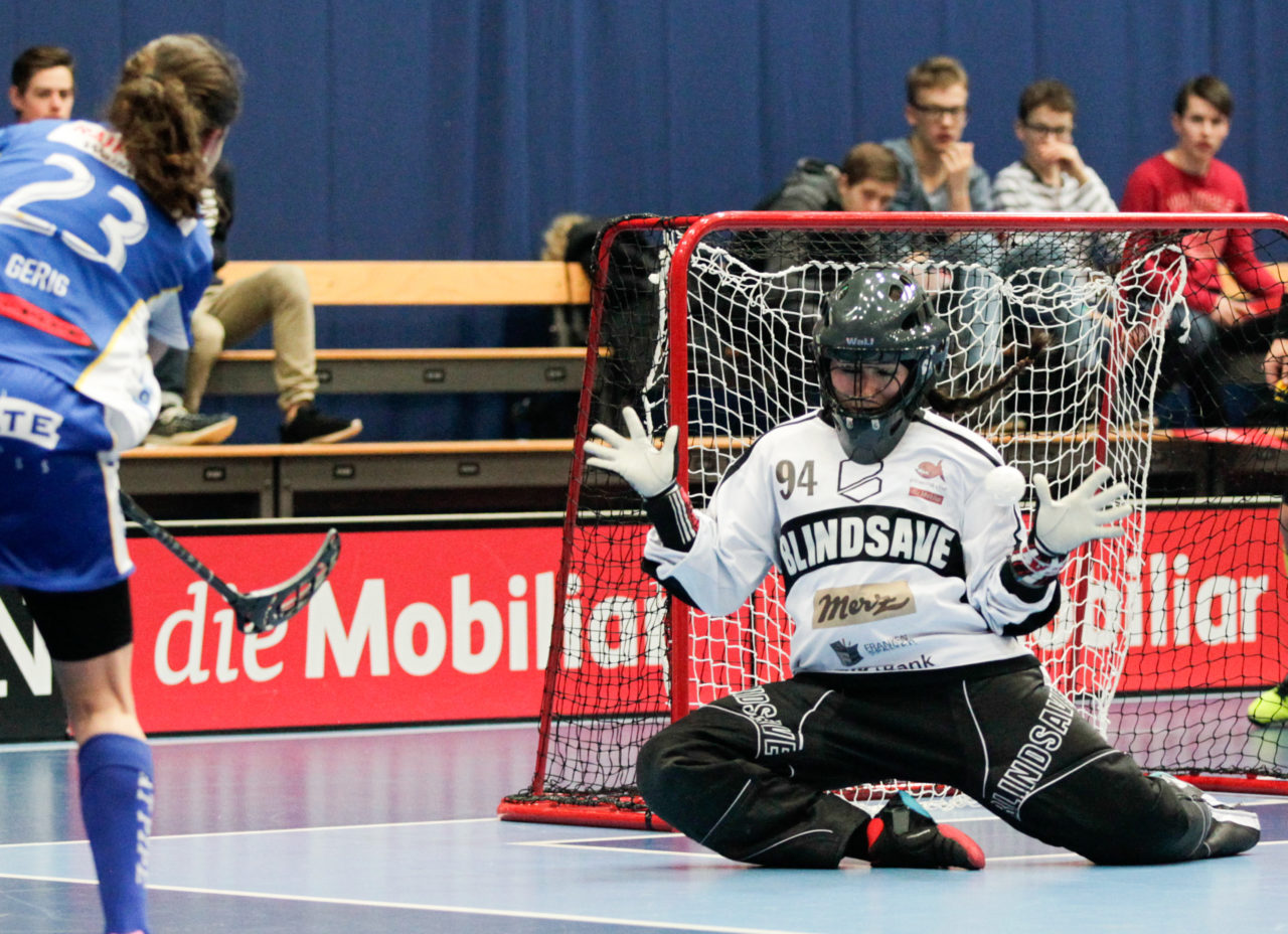 25.2.2017; Bern; Unihockey Cupfinal Damen 2017; UHC Dietlikon - Piranha Chur; Isabelle Gerig (Nr. 23, UHC Dietlikon) scheitert an Lara Heini (Nr. 94, piranha chur).
 
(Claudio Thoma/freshfocus)