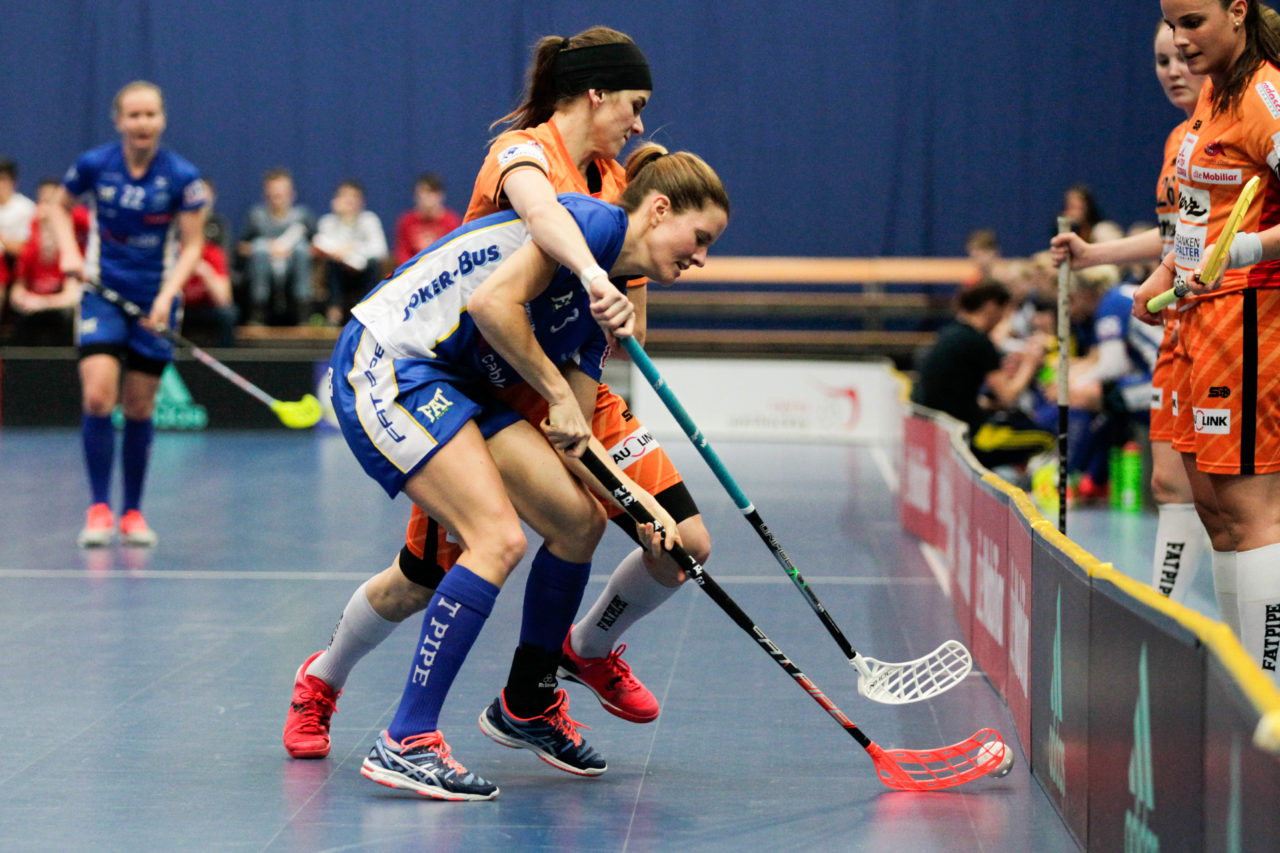 25.2.2017; Bern; Unihockey Cupfinal Damen 2017; UHC Dietlikon - Piranha Chur; Linn Lundstroem (Nr. 3, UHC Dietlikon) im Zweikampf an der Bande mit Priska Von Rickenbach (Nr. 48, piranha chur).
 
(Claudio Thoma/freshfocus)