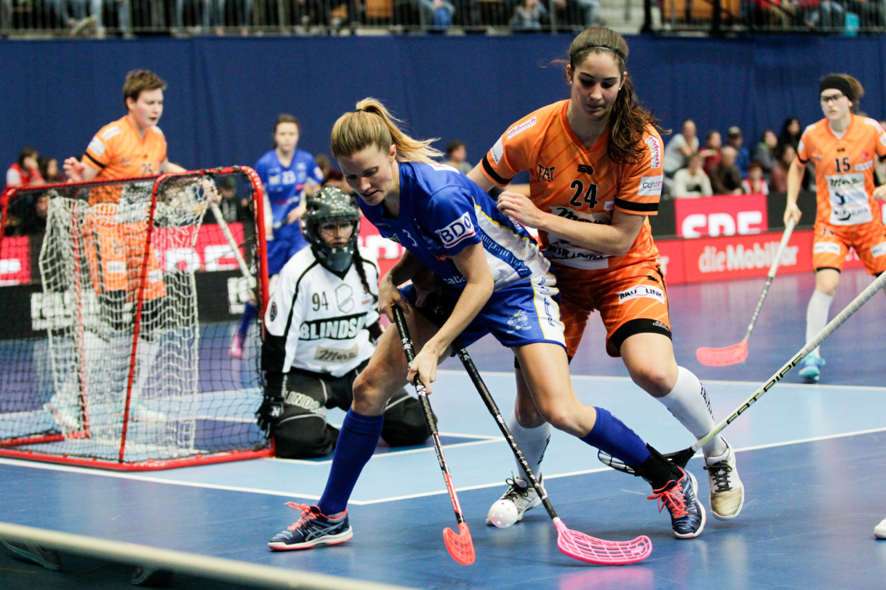 25.2.2017; Bern; Unihockey Cupfinal Damen 2017; UHC Dietlikon - Piranha Chur; Linn Lundstroem (Nr. 3, UHC Dietlikon) vor Flurina Marti (Nr. 24, piranha chur) am Ball.
 
(Claudio Thoma/freshfocus)