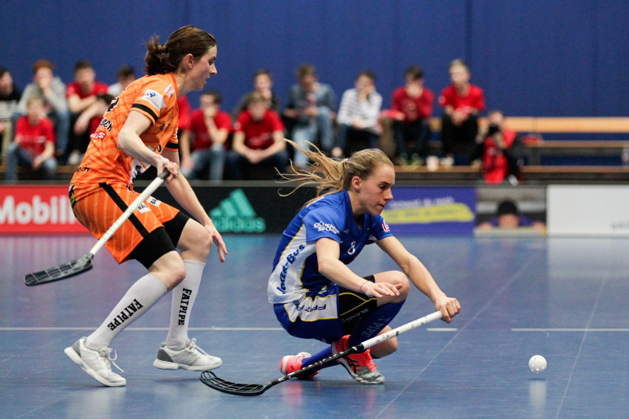 25.2.2017; Bern; Unihockey Cupfinal Damen 2017; UHC Dietlikon - Piranha Chur; Priska Von Rickenbach (Nr. 48, piranha chur) mit einem Foul gegen Laura Buergi (Nr. 11, UHC Dietlikon).
 
(Claudio Thoma/freshfocus)