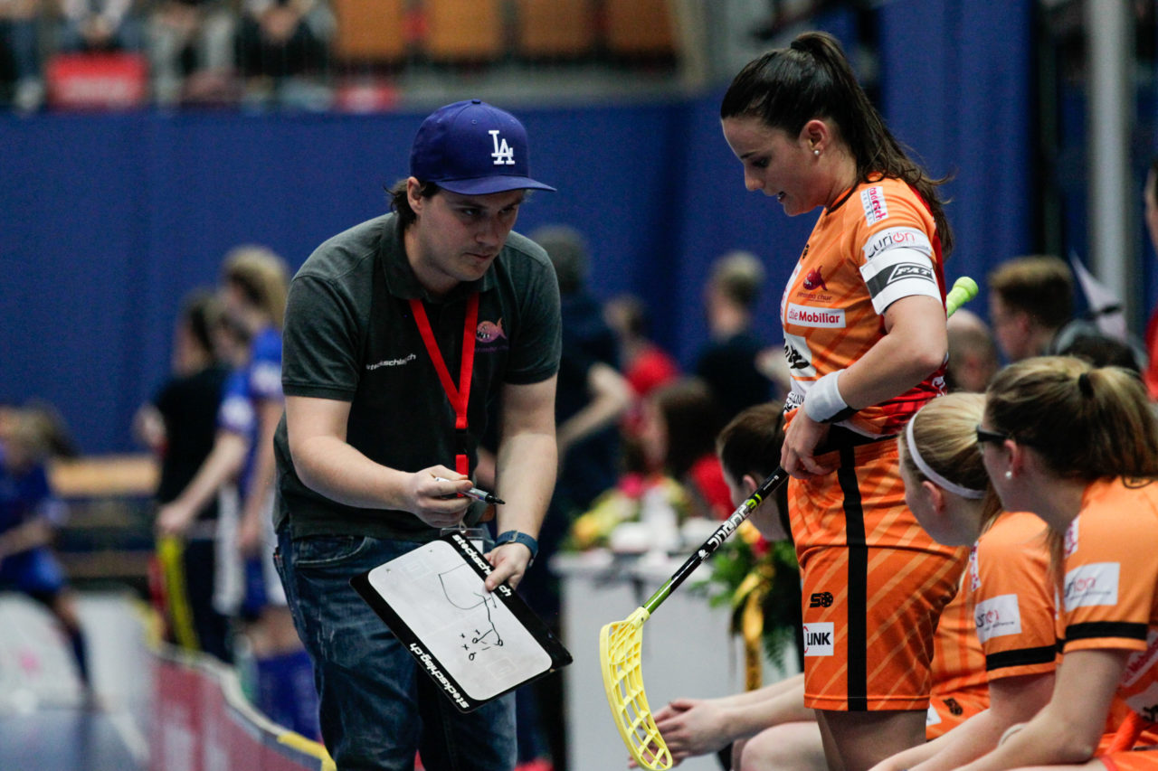 25.2.2017; Bern; Unihockey Cupfinal Damen 2017; UHC Dietlikon - Piranha Chur; Mirco Torri (piranha chur) gibt Anweisungen.
 
(Claudio Thoma/freshfocus)