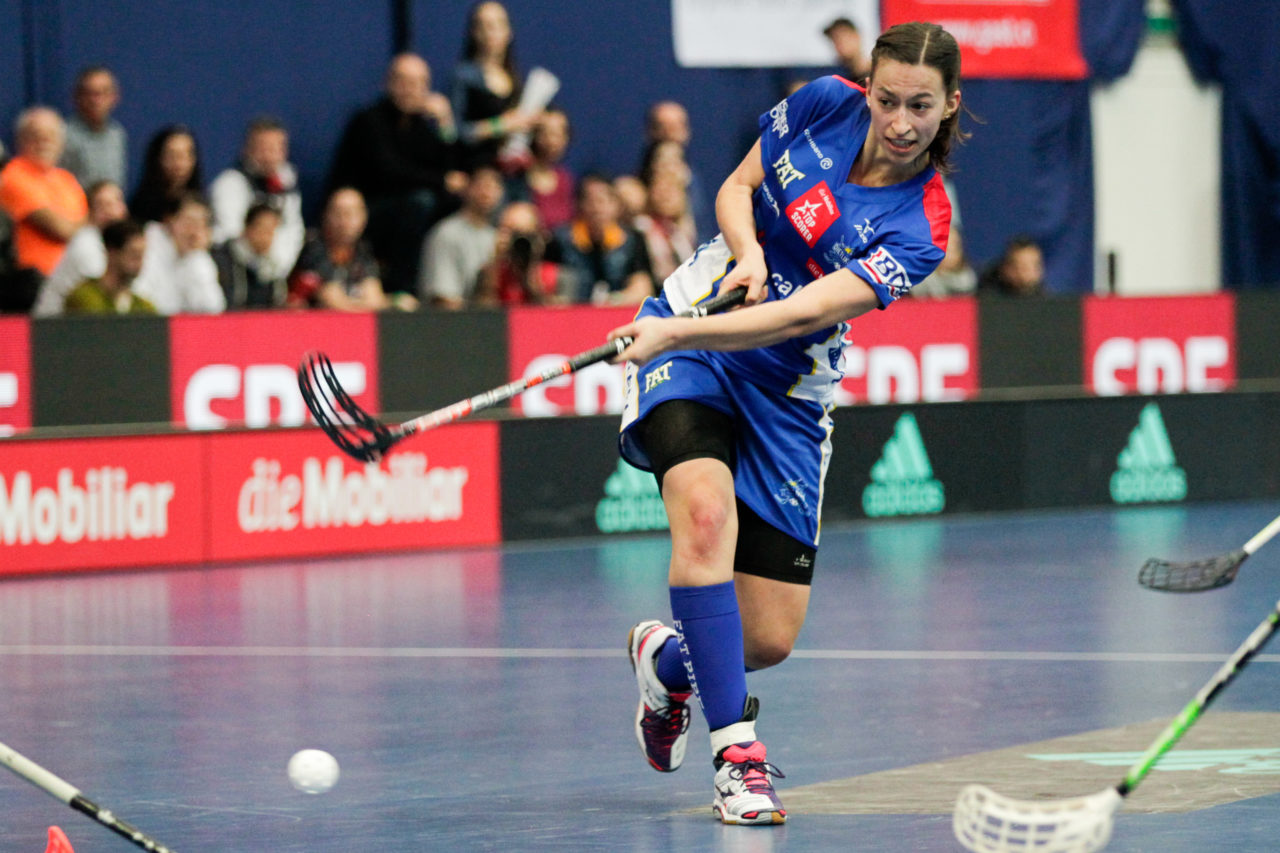 25.2.2017; Bern; Unihockey Cupfinal Damen 2017; UHC Dietlikon - Piranha Chur; Andrea Gaemperli (Nr.Topscorer, UHC Dietlikon) mit einem Abschluss.
 
(Claudio Thoma/freshfocus)