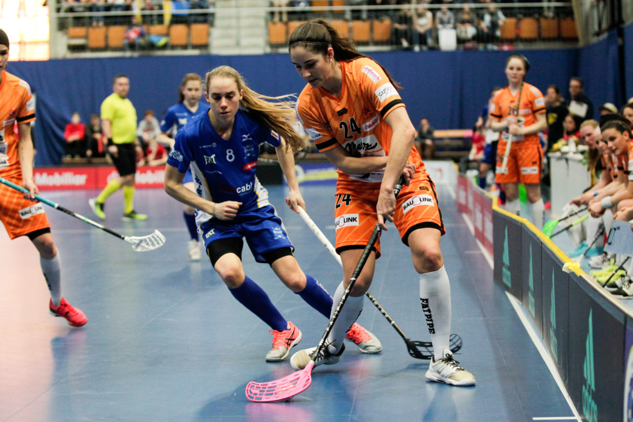 25.2.2017; Bern; Unihockey Cupfinal Damen 2017; UHC Dietlikon - Piranha Chur; Flurina Marti (Nr. 24, piranha chur) im Zweikampf mit Karin Guettinger (Nr. 8, UHC Dietlikon).
 
(Claudio Thoma/freshfocus)