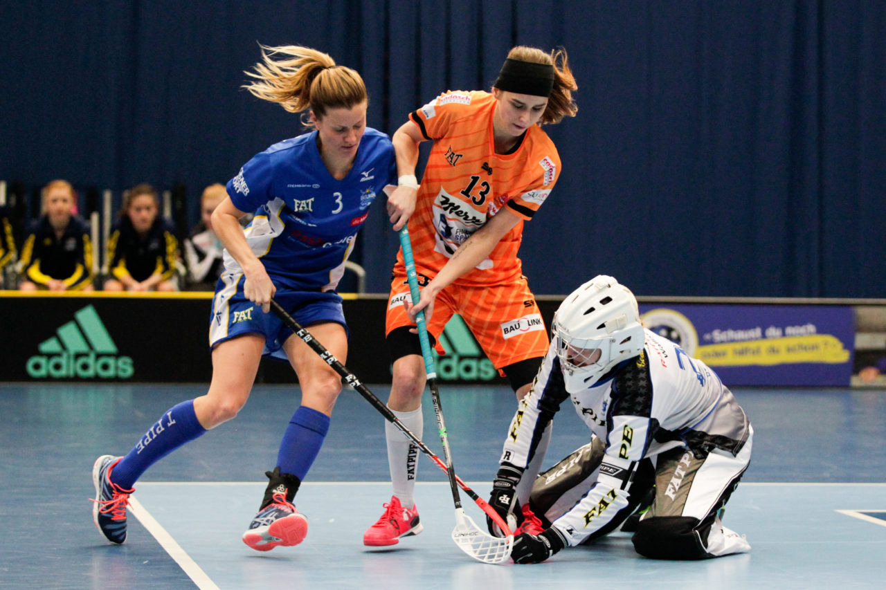25.2.2017; Bern; Unihockey Cupfinal Damen 2017; UHC Dietlikon - Piranha Chur; Linn Lundstroem (Nr. 3, UHC Dietlikon) und Monika Schmid (Nr. 29, UHC Dietlikon) vor Sonja Putzi (Nr. 13, piranha chur) am Ball.
 
(Claudio Thoma/freshfocus)