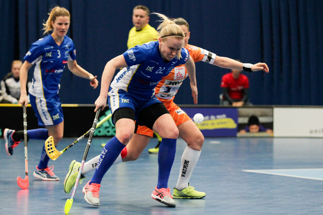 25.2.2017; Bern; Unihockey Cupfinal Damen 2017; UHC Dietlikon - Piranha Chur; Laura Mertsalmi (Nr. 22, UHC Dietlikon) und Seraina Ulber (Nr. 22, piranha chur) im Zweikampf.
 
(Claudio Thoma/freshfocus)