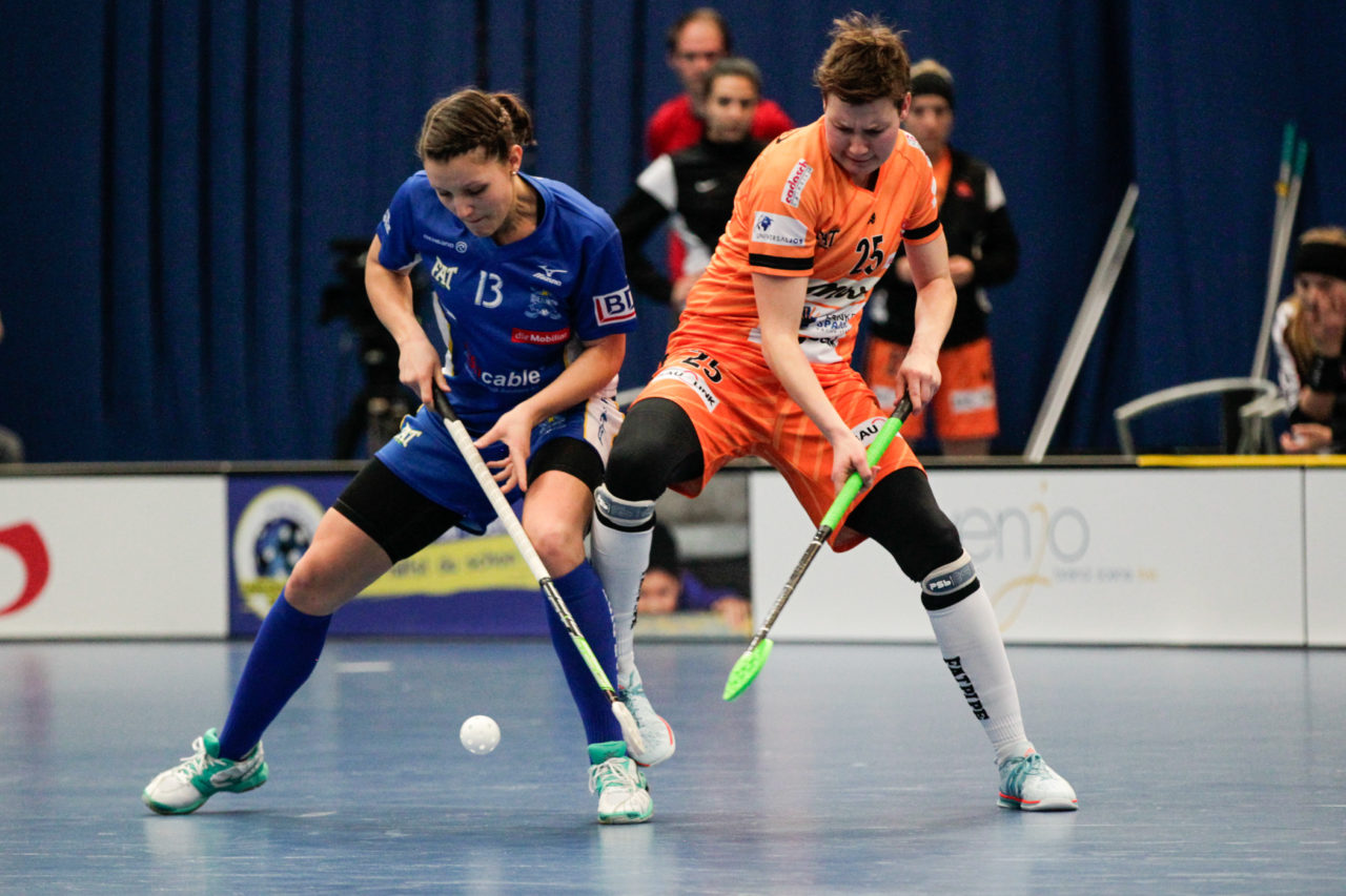 25.2.2017; Bern; Unihockey Cupfinal Damen 2017; UHC Dietlikon - Piranha Chur; Linda Pedrazzoli (Nr. 13, UHC Dietlikon) und Ladina Sgier (Nr. 25, piranha chur) im Kampf um den Ball.
 
(Claudio Thoma/freshfocus)