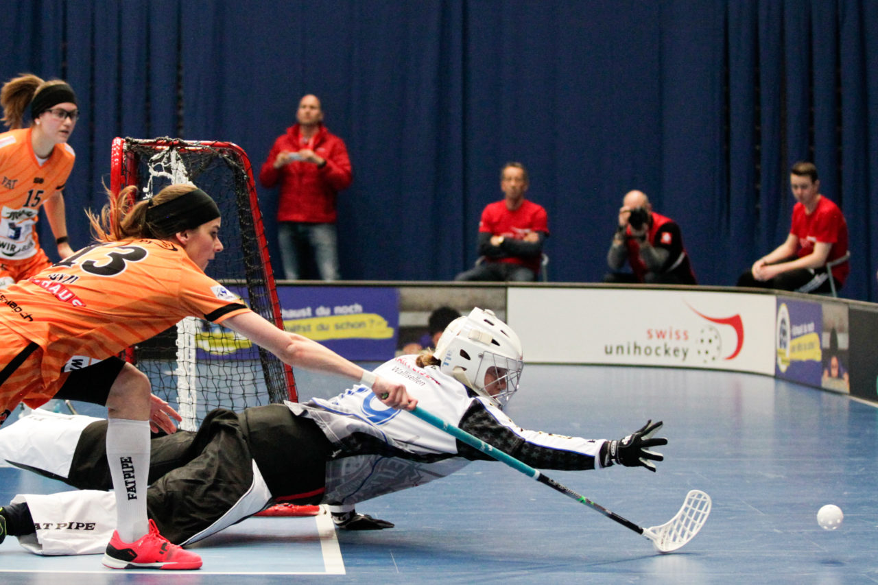 25.2.2017; Bern; Unihockey Cupfinal Damen 2017; UHC Dietlikon - Piranha Chur; Sonja Putzi (Nr. 13, piranha chur) und Monika Schmid (Nr. 29, UHC Dietlikon) strecken sich nach dem Ball.
 
(Claudio Thoma/freshfocus)
