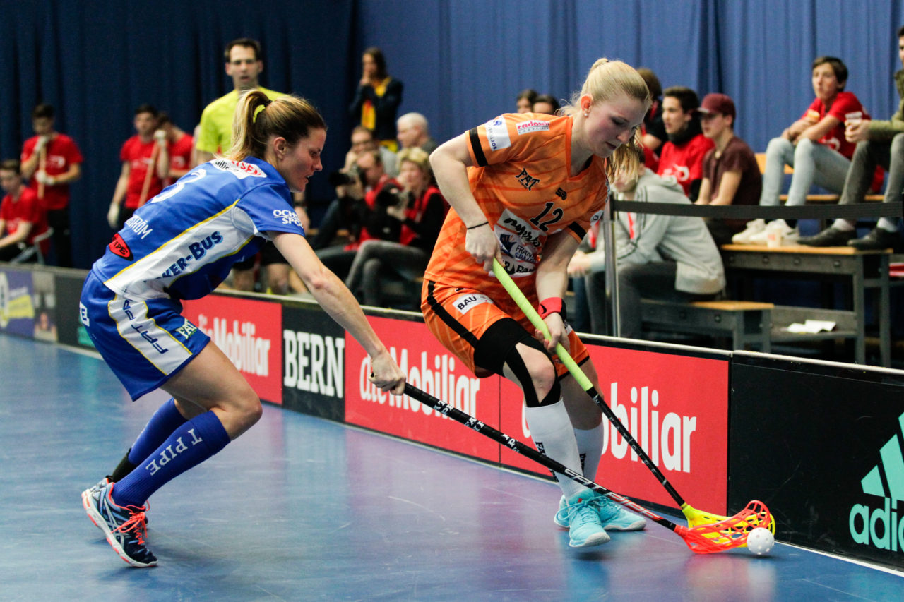 25.2.2017; Bern; Unihockey Cupfinal Damen 2017; UHC Dietlikon - Piranha Chur; Linn Lundstroem (Nr. 3, UHC Dietlikon) im Zweikampf an der Bande mit Manuela Dominioni (Nr. 12, piranha chur).
 
(Claudio Thoma/freshfocus)