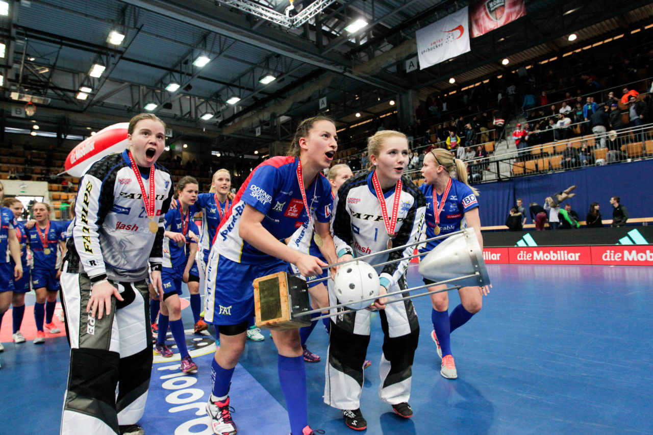 25.2.2017; Bern; Unihockey Cupfinal Damen 2017; UHC Dietlikon - Piranha Chur; Andrea Gaemperli (Nr. 5, UHC Dietlikon), Jill Muenger (Nr. 1, UHC Dietlikon) und Monika Schmid (Nr. 29, UHC Dietlikon) mit der Cup-Trophaee.
 
(Claudio Thoma/freshfocus)