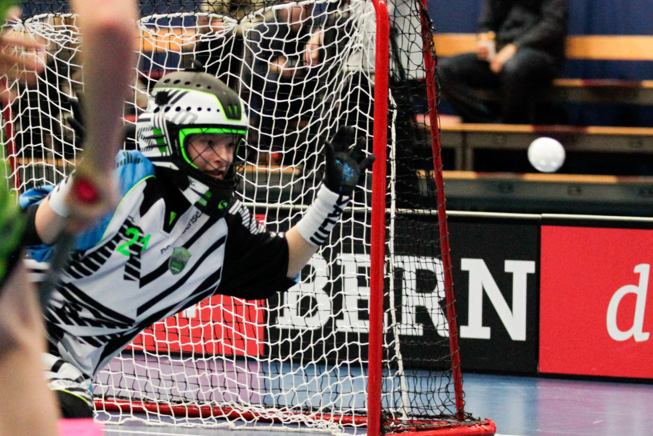 Wankdorfhalle (Bern), 25.02.2017, Unihockey Herren KF Ligacup Final, UHC Oekingen - UH Berner Oberland, Sandra Dähler (Nr. 21, Unihockey Berner Oberland) pariert einen Schuss.

(Claudio Thoma, unihockey-fotos.ch)

Copyright: Claudio Thoma, unihockey-fotos.ch – Dieses Bild wurde durch swiss unihockey lizenziert und darf ausschliesslich auf den Online-Kanälen von swiss unihockey verwendet werden. Die redaktionelle oder kommerzielle Nutzung durch Dritte (Medien, Vereine, Unternehmen oder Privatpersonen) per Download von diesem flickr-Account ist ausgeschlossen. Das Bild kann bei Interesse via unihockey-fotos.ch kostenpflichtig lizenziert werden. unihockey-fotos.ch behält sich vor, fehlbaren Medien, Vereinen, Unternehmen oder Privatpersonen Bilder mit einem Zuschlag in Rechnung zu stellen.