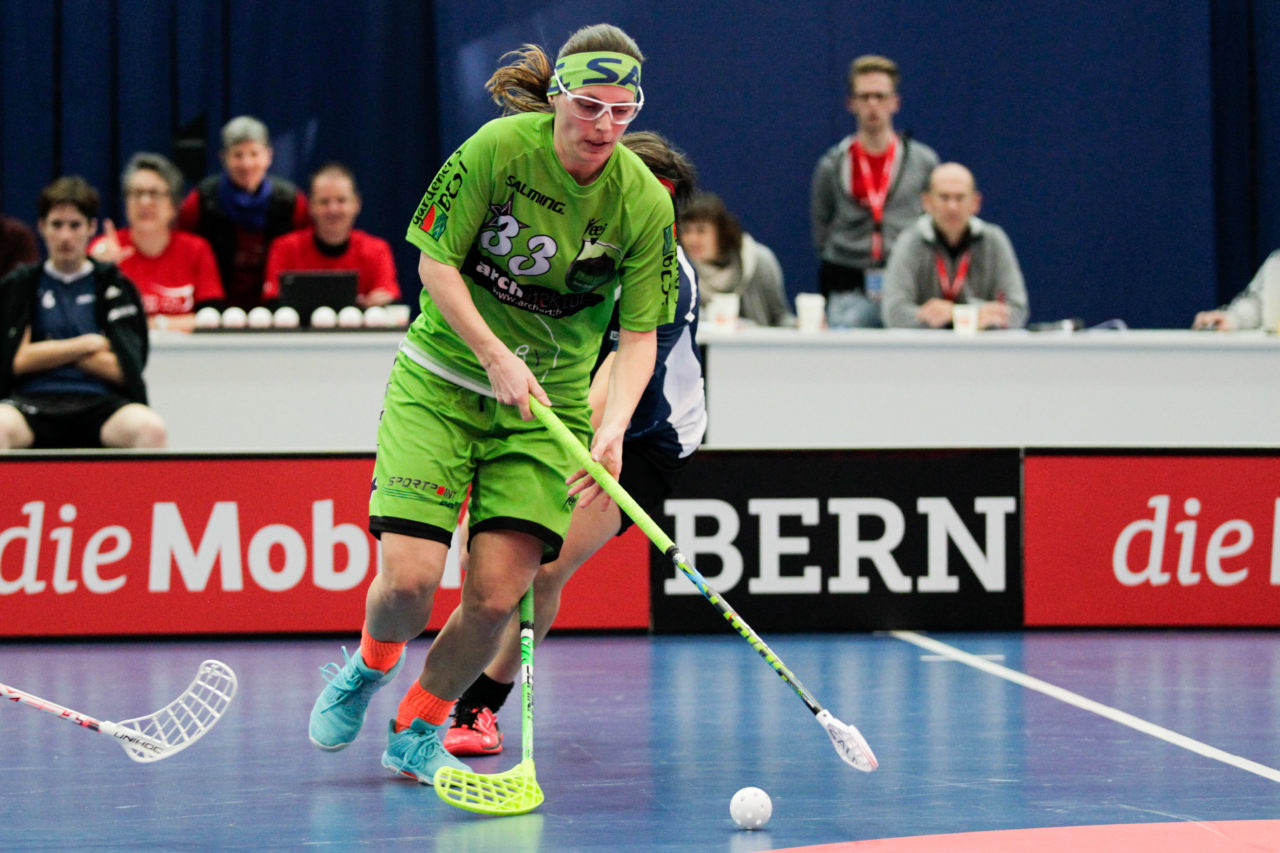 Wankdorfhalle (Bern), 25.02.2017, Unihockey Herren KF Ligacup Final, UHC Oekingen - UH Berner Oberland, Regula Seiler (Nr. 33, Unihockey Berner Oberland) schirmt den Ball ab.

(Claudio Thoma, unihockey-fotos.ch)

Copyright: Claudio Thoma, unihockey-fotos.ch – Dieses Bild wurde durch swiss unihockey lizenziert und darf ausschliesslich auf den Online-Kanälen von swiss unihockey verwendet werden. Die redaktionelle oder kommerzielle Nutzung durch Dritte (Medien, Vereine, Unternehmen oder Privatpersonen) per Download von diesem flickr-Account ist ausgeschlossen. Das Bild kann bei Interesse via unihockey-fotos.ch kostenpflichtig lizenziert werden. unihockey-fotos.ch behält sich vor, fehlbaren Medien, Vereinen, Unternehmen oder Privatpersonen Bilder mit einem Zuschlag in Rechnung zu stellen.