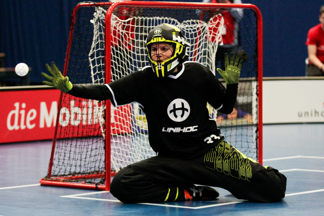 Wankdorfhalle (Bern), 25.02.2017, Unihockey Herren KF Ligacup Final, UHC Oekingen - UH Berner Oberland, Regula Seiler (Nr. 33, Unihockey Berner Oberland) mit einer Parade. 

(Claudio Thoma, unihockey-fotos.ch)

Copyright: Claudio Thoma, unihockey-fotos.ch – Dieses Bild wurde durch swiss unihockey lizenziert und darf ausschliesslich auf den Online-Kanälen von swiss unihockey verwendet werden. Die redaktionelle oder kommerzielle Nutzung durch Dritte (Medien, Vereine, Unternehmen oder Privatpersonen) per Download von diesem flickr-Account ist ausgeschlossen. Das Bild kann bei Interesse via unihockey-fotos.ch kostenpflichtig lizenziert werden. unihockey-fotos.ch behält sich vor, fehlbaren Medien, Vereinen, Unternehmen oder Privatpersonen Bilder mit einem Zuschlag in Rechnung zu stellen.