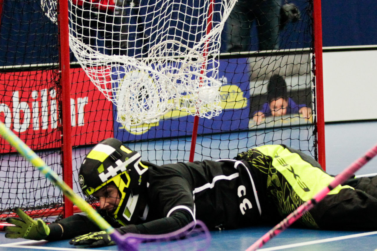 Wankdorfhalle (Bern), 25.02.2017, Unihockey Herren KF Ligacup Final, UHC Oekingen - UH Berner Oberland, Regula Seiler (Nr. 33, Unihockey Berner Oberland) ist geschlagen. 

(Claudio Thoma, unihockey-fotos.ch)

Copyright: Claudio Thoma, unihockey-fotos.ch – Dieses Bild wurde durch swiss unihockey lizenziert und darf ausschliesslich auf den Online-Kanälen von swiss unihockey verwendet werden. Die redaktionelle oder kommerzielle Nutzung durch Dritte (Medien, Vereine, Unternehmen oder Privatpersonen) per Download von diesem flickr-Account ist ausgeschlossen. Das Bild kann bei Interesse via unihockey-fotos.ch kostenpflichtig lizenziert werden. unihockey-fotos.ch behält sich vor, fehlbaren Medien, Vereinen, Unternehmen oder Privatpersonen Bilder mit einem Zuschlag in Rechnung zu stellen.
