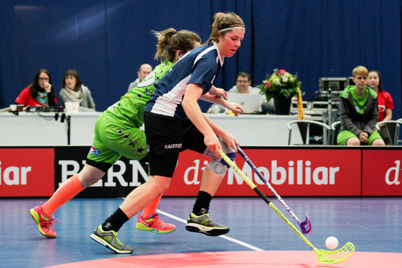 Wankdorfhalle (Bern), 25.02.2017, Unihockey Herren KF Ligacup Final, UHC Oekingen - UH Berner Oberland, Franziska Müller (Nr. 2, UHC Oekingen) schirmt den Ball ab. 

(Claudio Thoma, unihockey-fotos.ch)

Copyright: Claudio Thoma, unihockey-fotos.ch – Dieses Bild wurde durch swiss unihockey lizenziert und darf ausschliesslich auf den Online-Kanälen von swiss unihockey verwendet werden. Die redaktionelle oder kommerzielle Nutzung durch Dritte (Medien, Vereine, Unternehmen oder Privatpersonen) per Download von diesem flickr-Account ist ausgeschlossen. Das Bild kann bei Interesse via unihockey-fotos.ch kostenpflichtig lizenziert werden. unihockey-fotos.ch behält sich vor, fehlbaren Medien, Vereinen, Unternehmen oder Privatpersonen Bilder mit einem Zuschlag in Rechnung zu stellen.