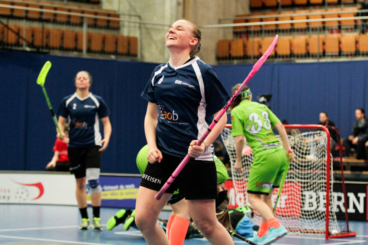 Wankdorfhalle (Bern), 25.02.2017, Unihockey Herren KF Ligacup Final, UHC Oekingen - UH Berner Oberland, Lia Schmid (Nr. 6, UHC Oekingen) bejubelt ihren Treffer. 

(Claudio Thoma, unihockey-fotos.ch)

Copyright: Claudio Thoma, unihockey-fotos.ch – Dieses Bild wurde durch swiss unihockey lizenziert und darf ausschliesslich auf den Online-Kanälen von swiss unihockey verwendet werden. Die redaktionelle oder kommerzielle Nutzung durch Dritte (Medien, Vereine, Unternehmen oder Privatpersonen) per Download von diesem flickr-Account ist ausgeschlossen. Das Bild kann bei Interesse via unihockey-fotos.ch kostenpflichtig lizenziert werden. unihockey-fotos.ch behält sich vor, fehlbaren Medien, Vereinen, Unternehmen oder Privatpersonen Bilder mit einem Zuschlag in Rechnung zu stellen.