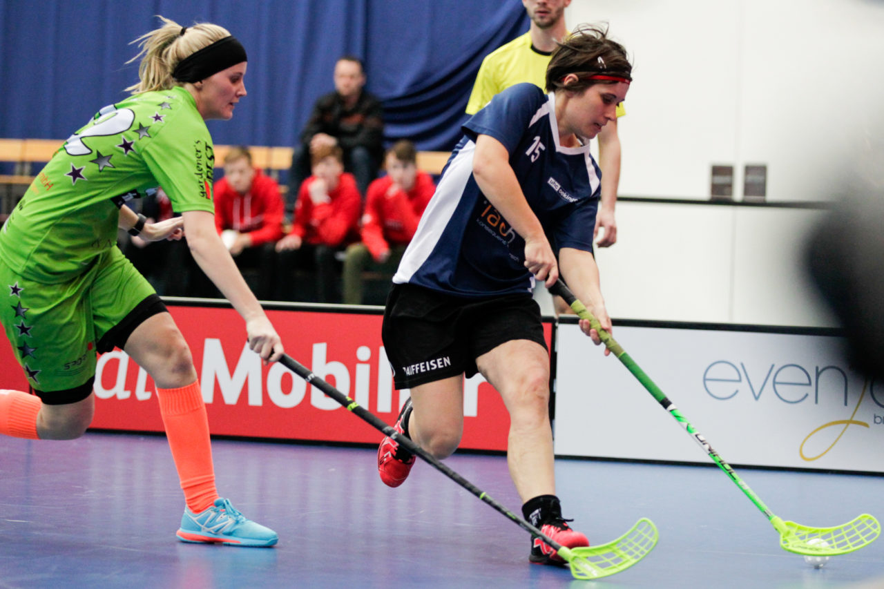 Wankdorfhalle (Bern), 25.02.2017, Unihockey Herren KF Ligacup Final, UHC Oekingen - UH Berner Oberland, Alice Roth (Nr. 15, UHC Oekingen) im Zweikampf mit Angela Schäfer (Nr. 22, Unihockey Berner Oberland). 

(Claudio Thoma, unihockey-fotos.ch)

Copyright: Claudio Thoma, unihockey-fotos.ch – Dieses Bild wurde durch swiss unihockey lizenziert und darf ausschliesslich auf den Online-Kanälen von swiss unihockey verwendet werden. Die redaktionelle oder kommerzielle Nutzung durch Dritte (Medien, Vereine, Unternehmen oder Privatpersonen) per Download von diesem flickr-Account ist ausgeschlossen. Das Bild kann bei Interesse via unihockey-fotos.ch kostenpflichtig lizenziert werden. unihockey-fotos.ch behält sich vor, fehlbaren Medien, Vereinen, Unternehmen oder Privatpersonen Bilder mit einem Zuschlag in Rechnung zu stellen.