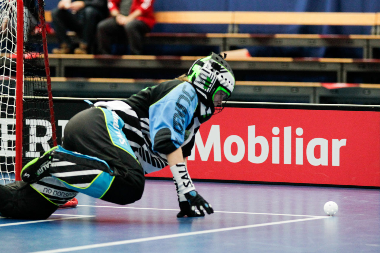 Wankdorfhalle (Bern), 25.02.2017, Unihockey Herren KF Ligacup Final, UHC Oekingen - UH Berner Oberland, Sandra Dähler (Nr. 21, Unihockey Berner Oberland) schnappt sich denn Ball. 

(Claudio Thoma, unihockey-fotos.ch)

Copyright: Claudio Thoma, unihockey-fotos.ch – Dieses Bild wurde durch swiss unihockey lizenziert und darf ausschliesslich auf den Online-Kanälen von swiss unihockey verwendet werden. Die redaktionelle oder kommerzielle Nutzung durch Dritte (Medien, Vereine, Unternehmen oder Privatpersonen) per Download von diesem flickr-Account ist ausgeschlossen. Das Bild kann bei Interesse via unihockey-fotos.ch kostenpflichtig lizenziert werden. unihockey-fotos.ch behält sich vor, fehlbaren Medien, Vereinen, Unternehmen oder Privatpersonen Bilder mit einem Zuschlag in Rechnung zu stellen.