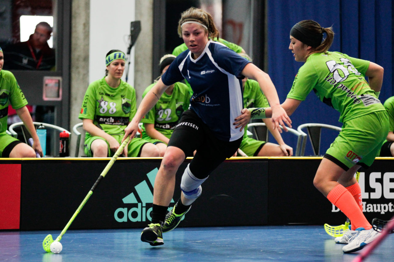 Wankdorfhalle (Bern), 25.02.2017, Unihockey Herren KF Ligacup Final, UHC Oekingen - UH Berner Oberland, Franziska Müller (Nr. 2, UHC Oekingen) schirmt den Ball gegen Tiffany Gerber (Nr. 55, Unihockey Berner Oberland) ab. 

(Claudio Thoma, unihockey-fotos.ch)

Copyright: Claudio Thoma, unihockey-fotos.ch – Dieses Bild wurde durch swiss unihockey lizenziert und darf ausschliesslich auf den Online-Kanälen von swiss unihockey verwendet werden. Die redaktionelle oder kommerzielle Nutzung durch Dritte (Medien, Vereine, Unternehmen oder Privatpersonen) per Download von diesem flickr-Account ist ausgeschlossen. Das Bild kann bei Interesse via unihockey-fotos.ch kostenpflichtig lizenziert werden. unihockey-fotos.ch behält sich vor, fehlbaren Medien, Vereinen, Unternehmen oder Privatpersonen Bilder mit einem Zuschlag in Rechnung zu stellen.