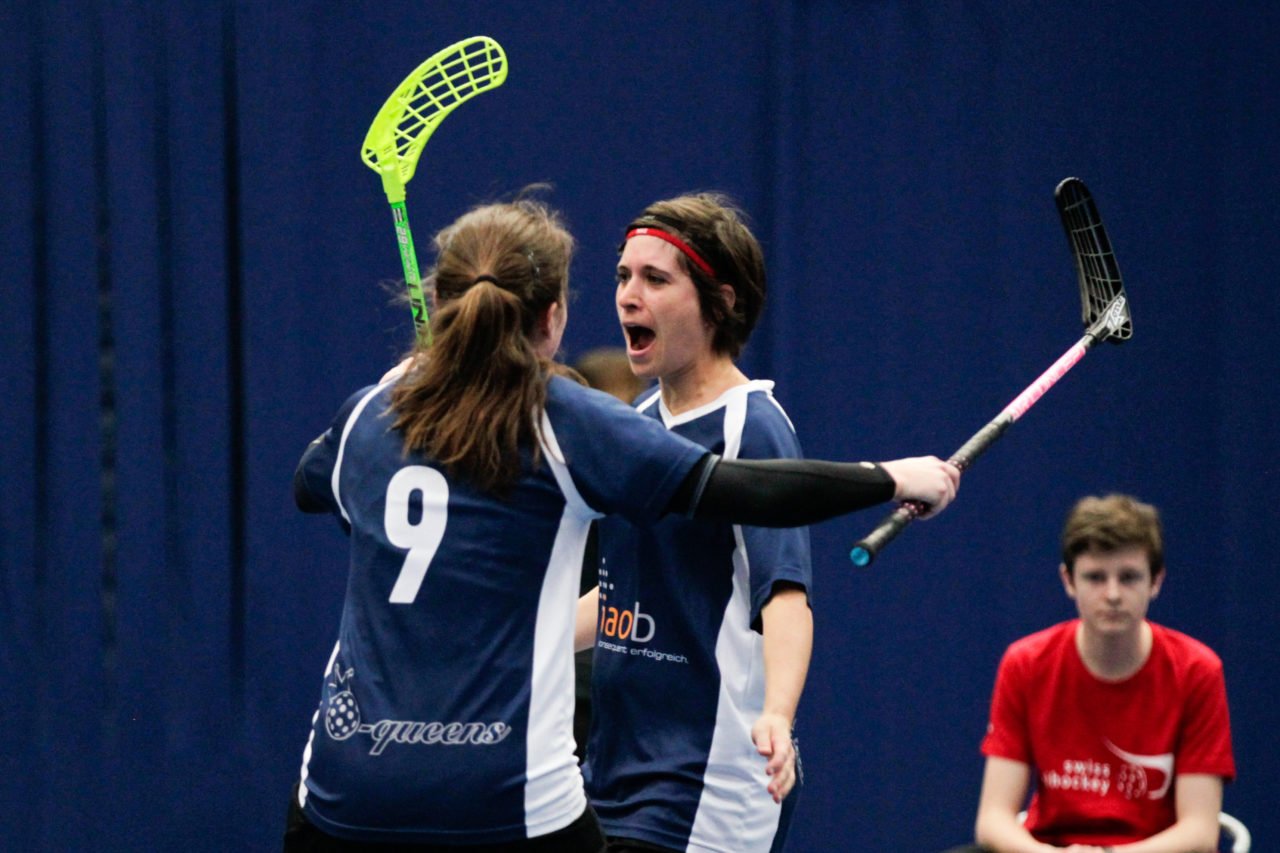 Wankdorfhalle (Bern), 25.02.2017, Unihockey Herren KF Ligacup Final, UHC Oekingen - UH Berner Oberland, Jessica Vogel (Nr. 9, UHC Oekingen) und Alice Roth (Nr. 15, UHC Oekingen) jubeln. 

(Claudio Thoma, unihockey-fotos.ch)

Copyright: Claudio Thoma, unihockey-fotos.ch – Dieses Bild wurde durch swiss unihockey lizenziert und darf ausschliesslich auf den Online-Kanälen von swiss unihockey verwendet werden. Die redaktionelle oder kommerzielle Nutzung durch Dritte (Medien, Vereine, Unternehmen oder Privatpersonen) per Download von diesem flickr-Account ist ausgeschlossen. Das Bild kann bei Interesse via unihockey-fotos.ch kostenpflichtig lizenziert werden. unihockey-fotos.ch behält sich vor, fehlbaren Medien, Vereinen, Unternehmen oder Privatpersonen Bilder mit einem Zuschlag in Rechnung zu stellen.