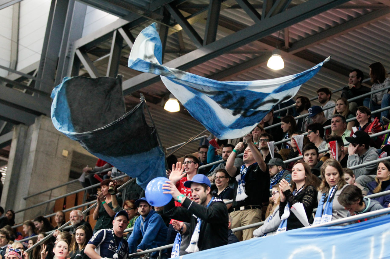 Wankdorfhalle (Bern), 25.02.2017, Unihockey Herren KF Ligacup Final, UHC Oekingen - UH Berner Oberland, Oekinger Fans. 

(Claudio Thoma, unihockey-fotos.ch)

Copyright: Claudio Thoma, unihockey-fotos.ch – Dieses Bild wurde durch swiss unihockey lizenziert und darf ausschliesslich auf den Online-Kanälen von swiss unihockey verwendet werden. Die redaktionelle oder kommerzielle Nutzung durch Dritte (Medien, Vereine, Unternehmen oder Privatpersonen) per Download von diesem flickr-Account ist ausgeschlossen. Das Bild kann bei Interesse via unihockey-fotos.ch kostenpflichtig lizenziert werden. unihockey-fotos.ch behält sich vor, fehlbaren Medien, Vereinen, Unternehmen oder Privatpersonen Bilder mit einem Zuschlag in Rechnung zu stellen.