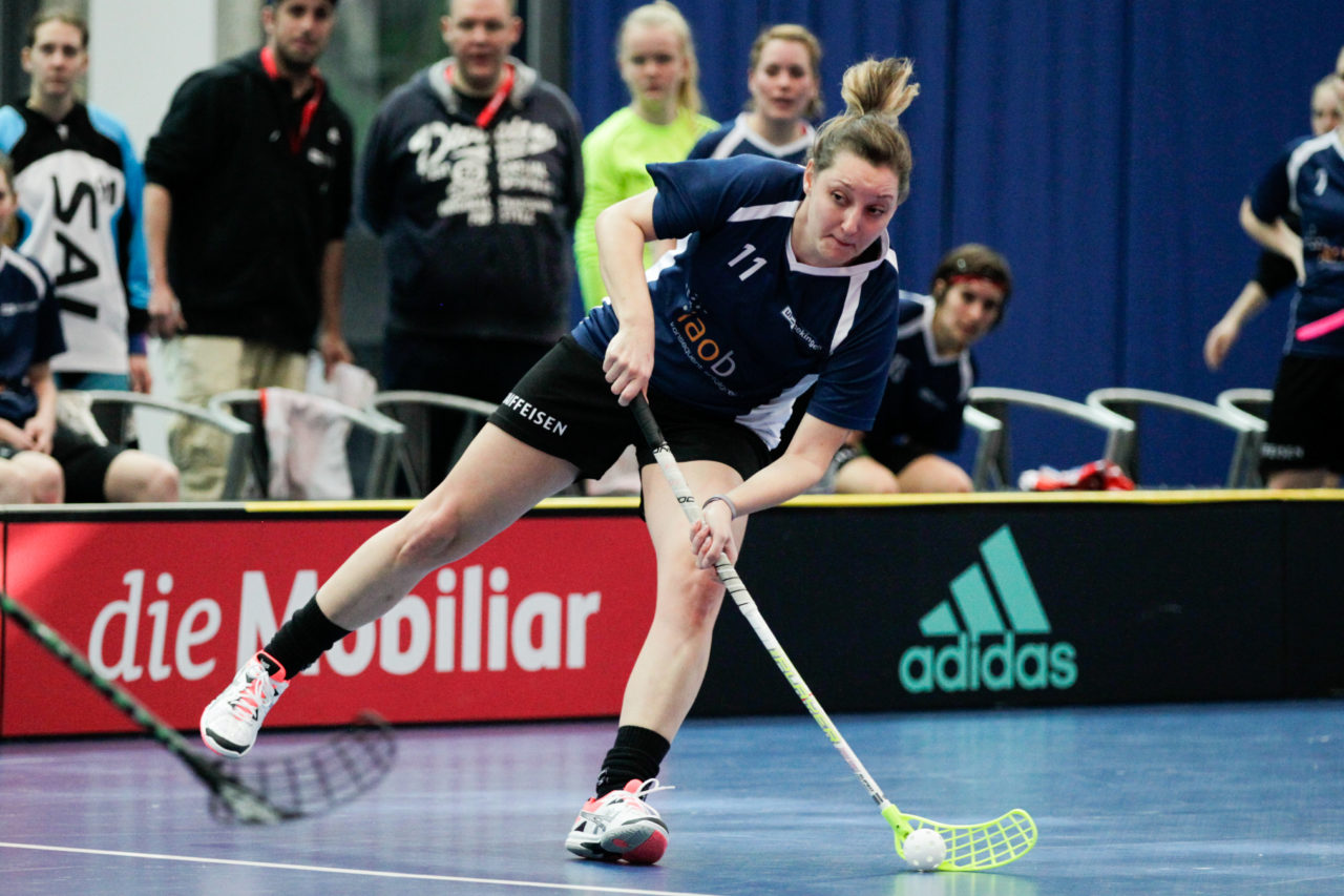 Wankdorfhalle (Bern), 25.02.2017, Unihockey Herren KF Ligacup Final, UHC Oekingen - UH Berner Oberland, Corinne Krähenbühl (Nr. 11, UHC Oekingen) mit einem Abschluss. 

(Claudio Thoma, unihockey-fotos.ch)

Copyright: Claudio Thoma, unihockey-fotos.ch – Dieses Bild wurde durch swiss unihockey lizenziert und darf ausschliesslich auf den Online-Kanälen von swiss unihockey verwendet werden. Die redaktionelle oder kommerzielle Nutzung durch Dritte (Medien, Vereine, Unternehmen oder Privatpersonen) per Download von diesem flickr-Account ist ausgeschlossen. Das Bild kann bei Interesse via unihockey-fotos.ch kostenpflichtig lizenziert werden. unihockey-fotos.ch behält sich vor, fehlbaren Medien, Vereinen, Unternehmen oder Privatpersonen Bilder mit einem Zuschlag in Rechnung zu stellen.